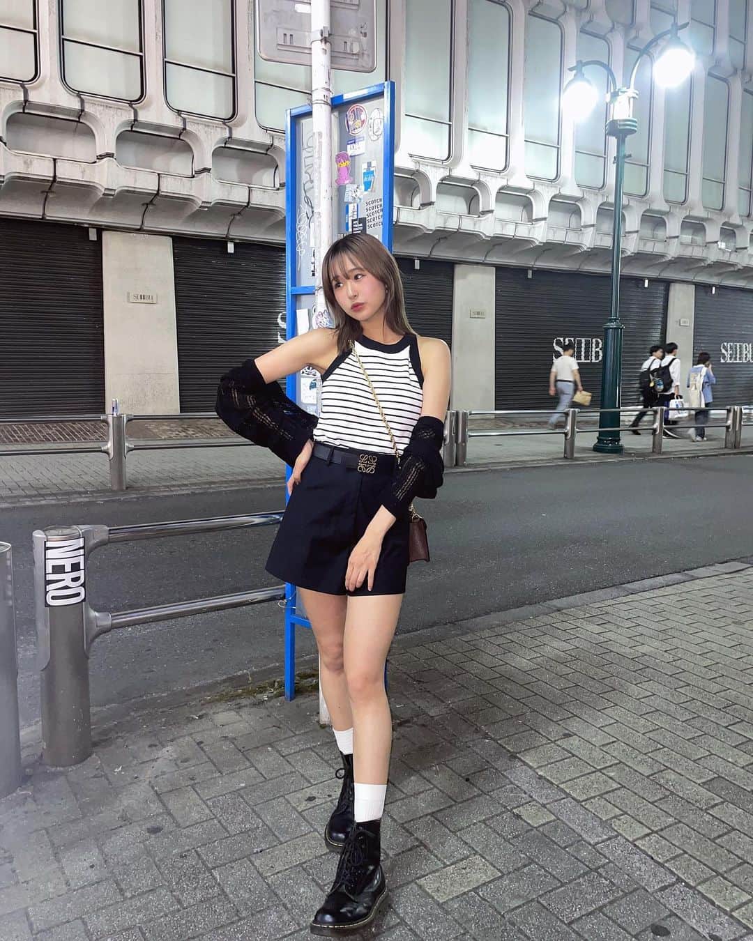 岩間妃南子さんのインスタグラム写真 - (岩間妃南子Instagram)「・ ・ ・ 全身バージョンも載せる📷⭐︎ ・ ドクターマーチンのブーツは久しぶりに履いたけどやっぱり可愛いかった...!!! ・ 黒のカーディガンは去年韓国通販で買ったやつで、今年になってめっちゃ着てる🖤 ・ ・ 夏コーデまだまだ楽しみたい😌 ・ ・ #夏コーデ #ブラックコーデ #キャミソール #drmartens #ドクターマーチン #gucci #shibuya」8月9日 21時18分 - hinako.1116