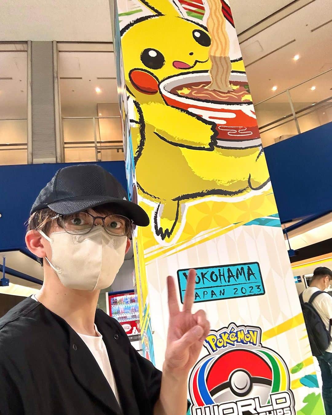松丸亮吾のインスタグラム：「#ポケモン #世界大会 が開かれる #横浜 にお忍びで来た！  子どもたちいっぱいいる〜〜〜！！駅全部ポケモン！！  #みなとみらい #Pokémon」