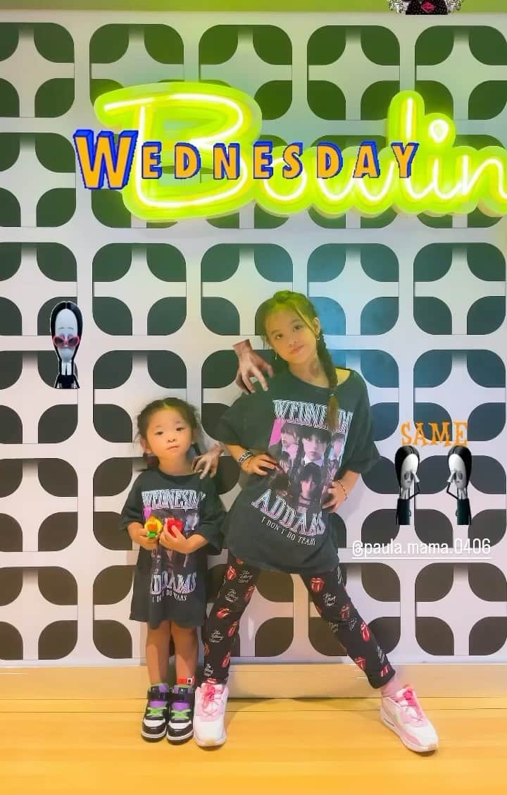 miniのインスタグラム：「Wednesday🫳🏽🖤🩶🕸️  クルーズ旅行のためにお揃いで買ったWednesday T-shirt🖤🕸️🖤 アリエルはあえてかなり大きめサイズを買ってワンピに👍🏾🩶 ヘアも2人とも三つ編みにね🖤🖤  Wednesday最初はクリスティーナリッチのイメージが強すぎて観るの嫌で観てなかったんだけど、アリエルが観たがって観たら、また新しいアダムスファミリー達もそこまでイメージとかけ離れてなくて素敵で可愛いし、ストーリーも気軽に観れる系で面白かった🕸️🖤💜  #wendsday #wendsdayaddams #3歳 #リンクコーデ #子供服  #zarakids」