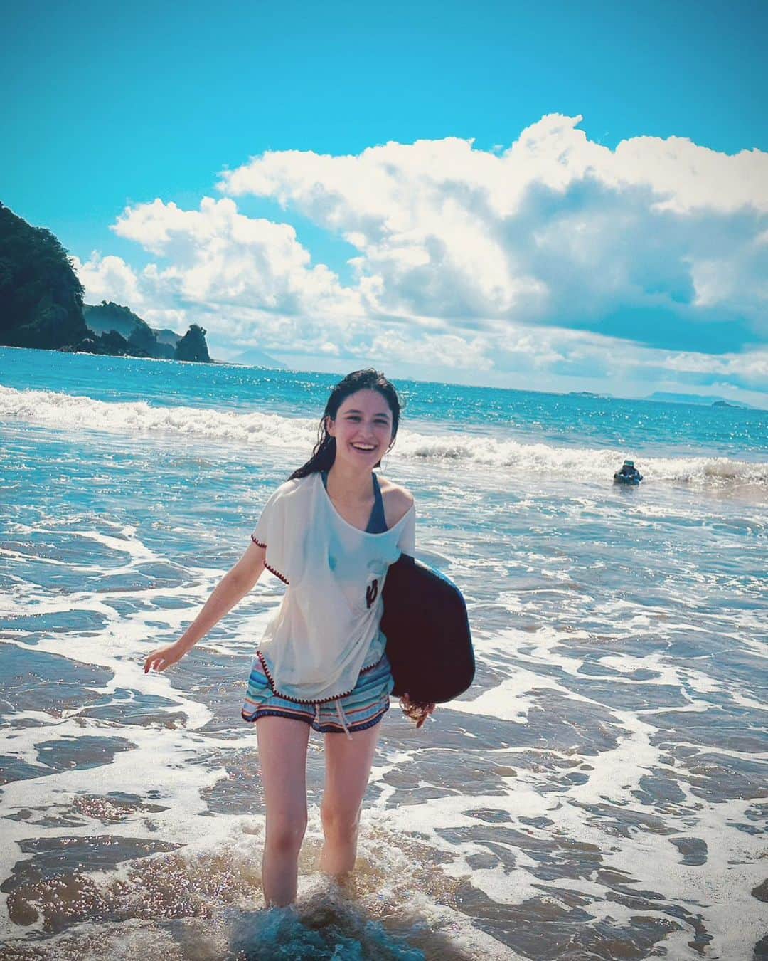 木内舞留のインスタグラム：「海〜！🏖💕  何度か海には行っていたけど、入ったのは数年ぶりで...🥹  波とか乗っちゃったりしたんです＾＾ いつかサーフィンしてみたい。 今年中にできるかな。笑  家族で沢山写真撮ったので、また載せますね:)  #海」