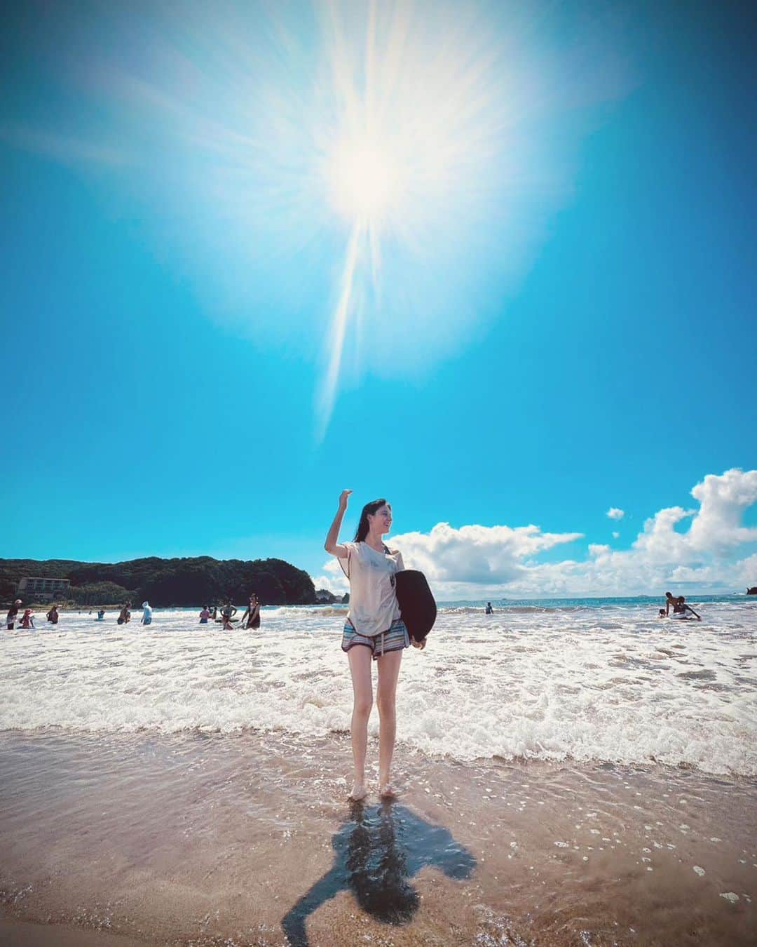木内舞留さんのインスタグラム写真 - (木内舞留Instagram)「海〜！🏖💕  何度か海には行っていたけど、入ったのは数年ぶりで...🥹  波とか乗っちゃったりしたんです＾＾ いつかサーフィンしてみたい。 今年中にできるかな。笑  家族で沢山写真撮ったので、また載せますね:)  #海」8月9日 21時28分 - maru_kiuchi_official