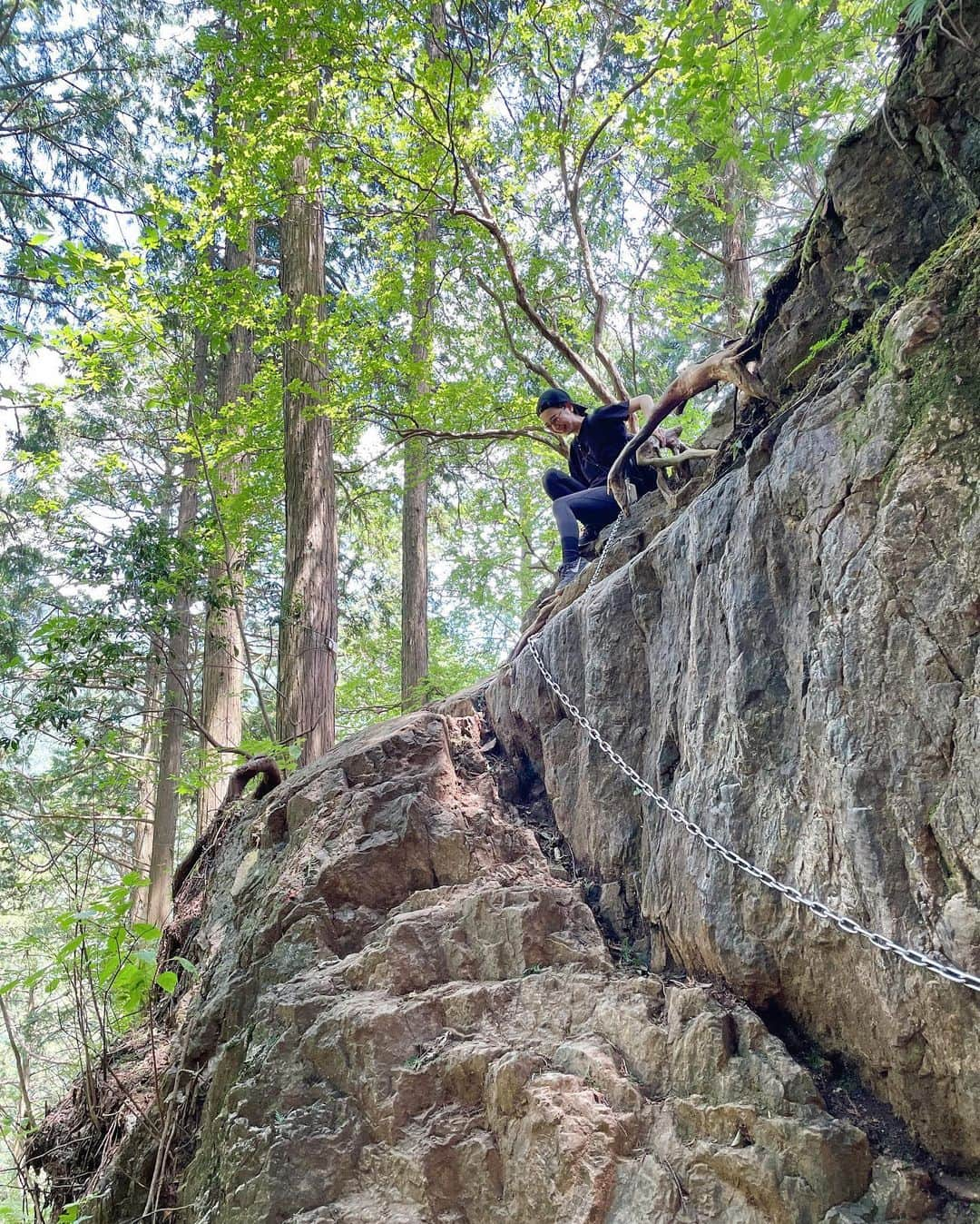 田原可南子さんのインスタグラム写真 - (田原可南子Instagram)「御岳山⛰️  この日は真夏の始まりでしたが 山に入れば木々に守られ沢が流れ 涼しさを感じられて気持ちよかった🍃  武蔵御嶽神社で参拝してから 長尾平、七代の滝、 天狗岩、ロックガーデンを通り 綾広の滝をゴールに往復5時間弱。  パワーを感じられる山でした。  下山後はかき氷で涼み 透き通った多摩川で水を浴びて涼み…  次はどこの山に登ろうかな🌳  #御岳山 929m」8月9日 21時23分 - kanakotahara