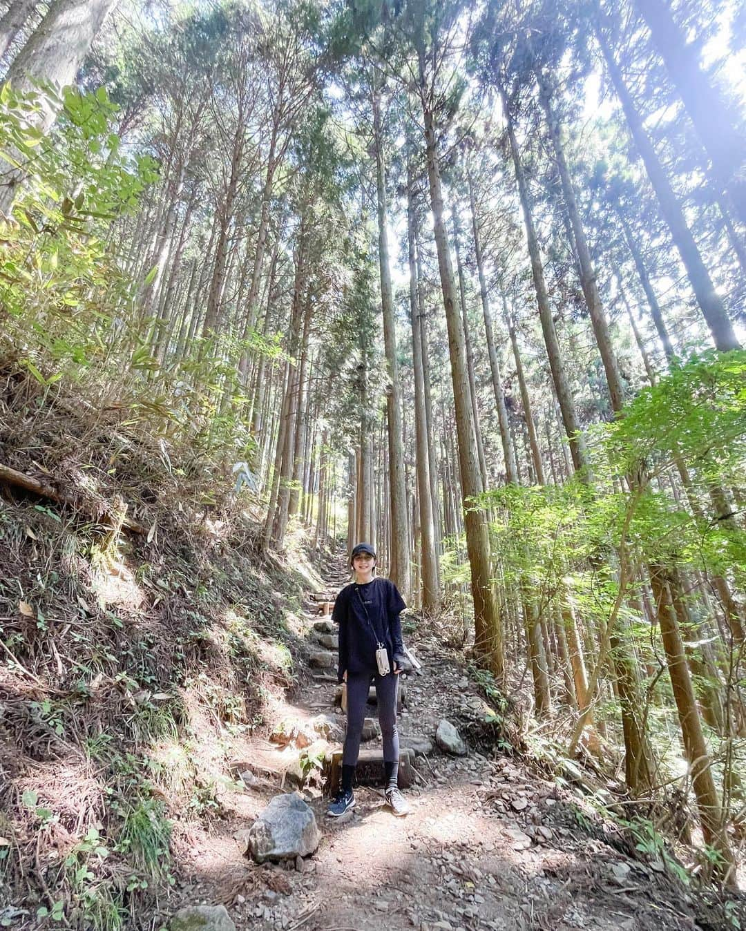 田原可南子さんのインスタグラム写真 - (田原可南子Instagram)「御岳山⛰️  この日は真夏の始まりでしたが 山に入れば木々に守られ沢が流れ 涼しさを感じられて気持ちよかった🍃  武蔵御嶽神社で参拝してから 長尾平、七代の滝、 天狗岩、ロックガーデンを通り 綾広の滝をゴールに往復5時間弱。  パワーを感じられる山でした。  下山後はかき氷で涼み 透き通った多摩川で水を浴びて涼み…  次はどこの山に登ろうかな🌳  #御岳山 929m」8月9日 21時23分 - kanakotahara