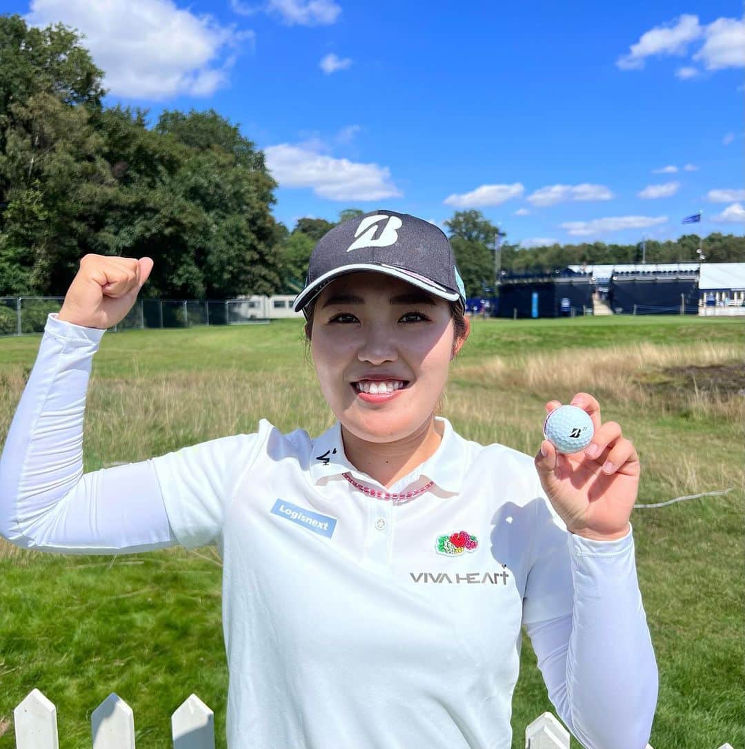 古江彩佳のインスタグラム：「「プロモーション」 ブリヂストンゴルフの新しいTOUR B JGRボールが新発売になりました❗️ BIGマッスルコアでタメて弾く大きな飛びがより進化。 デカ飛びマッスル！ 是非お試しください！  #ブリヂストンゴルフ　#TOURBJGR #デカ飛びマッスル」