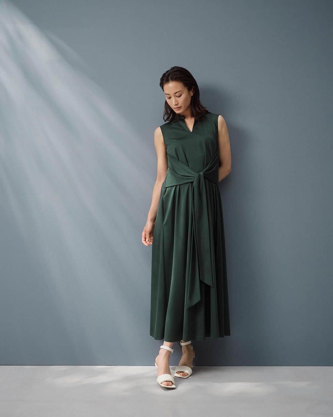 Theory luxe official account.のインスタグラム：「［FALL 2023 COLLECTION -August-］  秋を呼び寄せる深みのあるグリーンのスリーブレスドレスは、裾に向かって広がるAラインシルエットが歩くたびに揺れ動きドラマティカル。 V開きのスキッパーネックは、顔回りをシャープに演出します。  フロントで結んだロングタイは、後ろに回して結んでもOK。 その日の気分やスタイリングのイメージに合わせて、自由にアレンジを楽しんで。  #theoryluxe #セオリーリュクス #ワンピース #秋カラー #ワントーンコーディネート #夏コーデ #晩夏コーデ #秋コーデ」