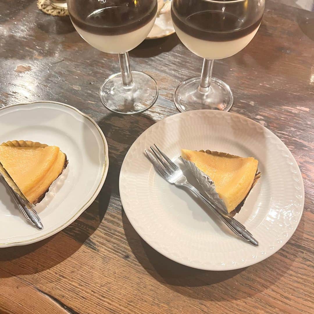 森山紗希のインスタグラム：「夜カフェ♡  オレオグラッセとチーズケーキを。 オレオグラッセの甘さと苦味のバランスが好きだったー☺️  レトロな雰囲気が旅行に来た気分させてくれました✨ 居酒屋後のカフェ楽しい！  #カフェ  #表参道  #表参道カフェ  #夜  #夜カフェ」