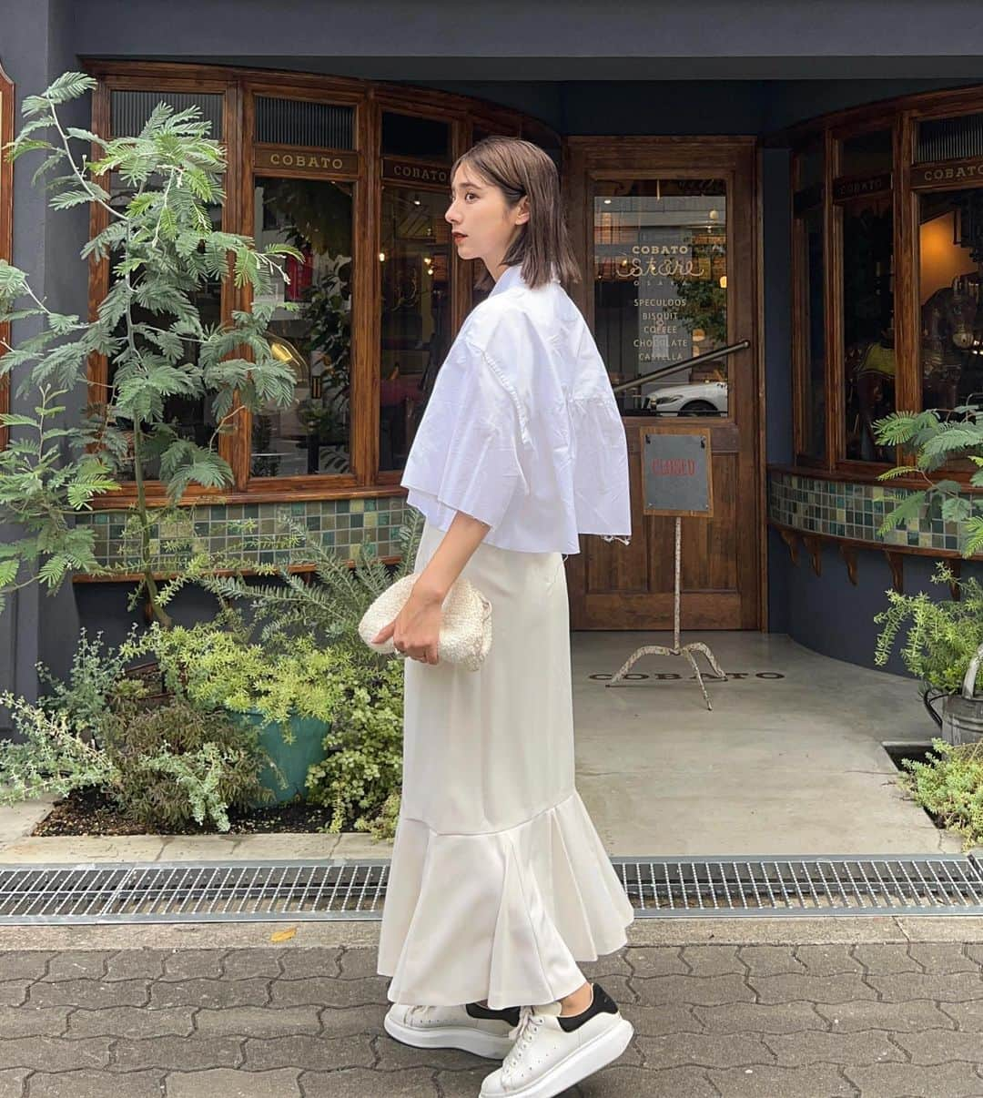 青野未来 / MikuAonoさんのインスタグラム写真 - (青野未来 / MikuAonoInstagram)「. . 🤍🤍  #ootd shirt @hommegirls  skirt @blanc_official.jp  bag @newbottega  . . #blanc#blanc_official_jp  #hommegirls  #bottegaveneta  #関西ママ#ママコーデ」8月9日 21時26分 - miiikunkun