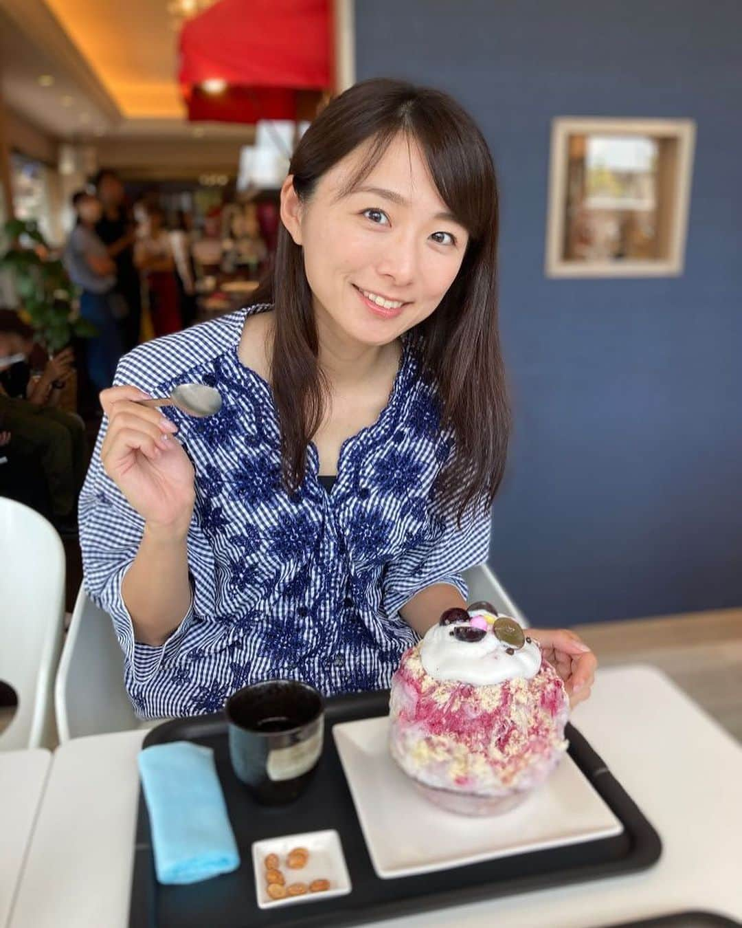 今井美穂のインスタグラム：「⁡ 本日新潟39度😳☀️🔥 あっちぇすぎたよね〜🤣 ⁡ ということで涼しそうな写真あげときます🍧 ⁡ このかき氷、クリームやゼリーたっぷりで 完全にスイーツでした🤤💓 美味しかったなぁ！ ⁡ ご一緒したのはあさこさん☺️ @nagashima_asako  初めてゆっくりお話しできたのですが パワフルなお姉さんすぎてカッコ良すぎました😆 ⁡ #かき氷 #新潟県長岡市 #ロンドレットバウム」