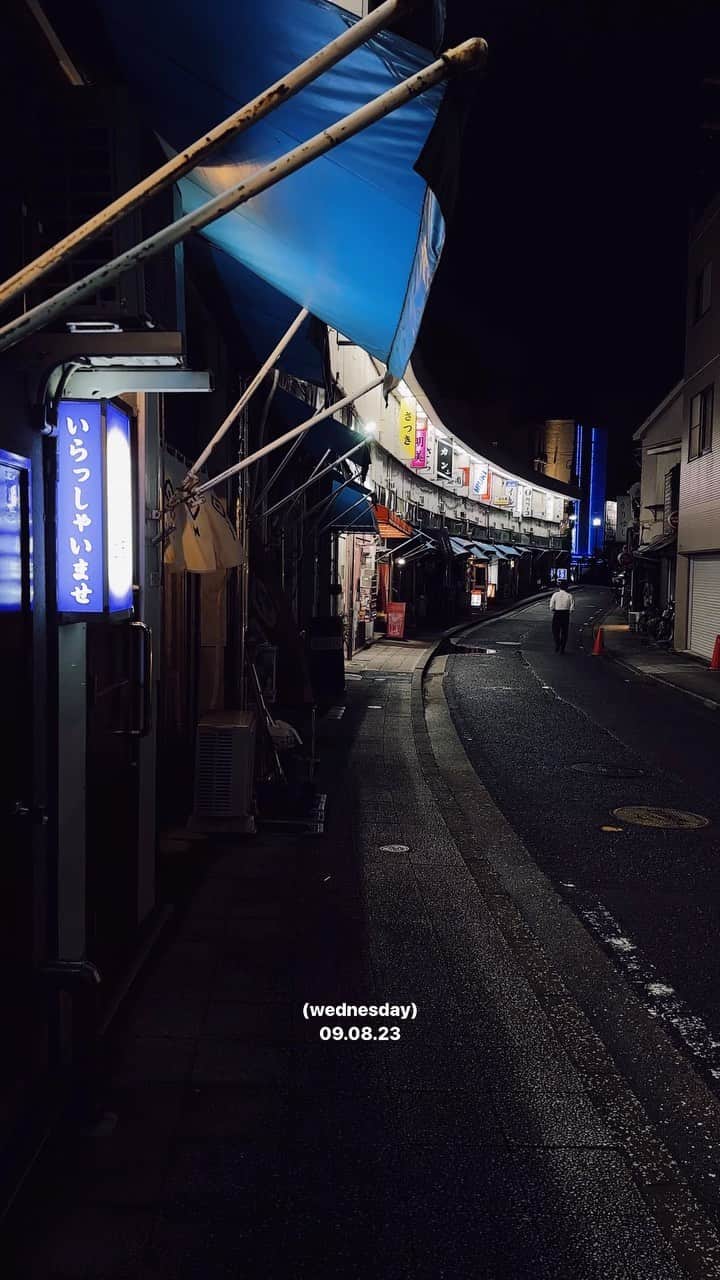 Kaiのインスタグラム：「Lonely man walking..  — Shot taken in Noge, Yokohama. The curved building with different snacks / bars are so nostalgic.   #yokohama #japan」