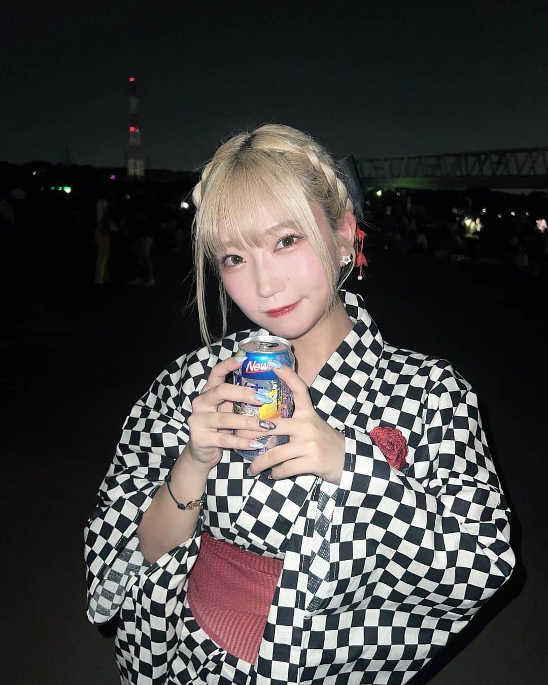 のインスタグラム：「花火大会いったの巻  小学校からのおともだちっ  花火って綺麗だよねっ 花火の中に入ってみたい  絶対綺麗だよね  #夏祭り #花火大会 #浴衣女子 #浴衣ヘア #浴衣コーデ #jouetie #japanesegirl #yukata #ヘアアレンジ #まとめ髪 #ハイトーン #エクステ #ブロンドヘアー #編み込みアレンジ #좋아요반사　#셀카　#japantrip #japan #ストリート系女子 #y2k #fireworks #浴衣 #夏」