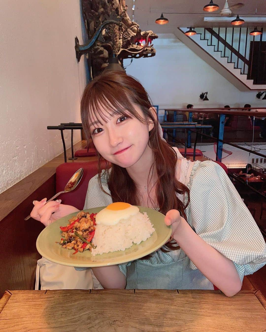 葵井るきのインスタグラム：「🇹🇭 最近タイ料理にはってるの♡ ここはりさちゃんがおすすめしてくれたタイ料理屋さんなんだけど、ライブの合間とか終わった後にも何回か行ってるくらいにはまってて、この前プライベートでも友達と行ってきたよ🤤はまりすぎ問題（笑）  おすすめはガパオライスとタイ海老トーストなんだけどトムヤムクン系も好きだからいつもメニュー迷っちゃう🤤🤤この日はガパオライス食べたよ〜〜🪄  どこの店舗もオシャレすぎるから全店舗制覇したいな（笑）ちなみにるきパクチーも大好き🌿ああまたタイ料理食べたくなってきた、、、🤤  #monsooncafe #モンスーンカフェ #cafe #代官山カフェ #代官山ランチ #グルメ  #カフェ巡り #タイ料理 #エスニック #ootd  #followme #instalike #instagood #fashion #ootd #instagood #instalike #followme #code」