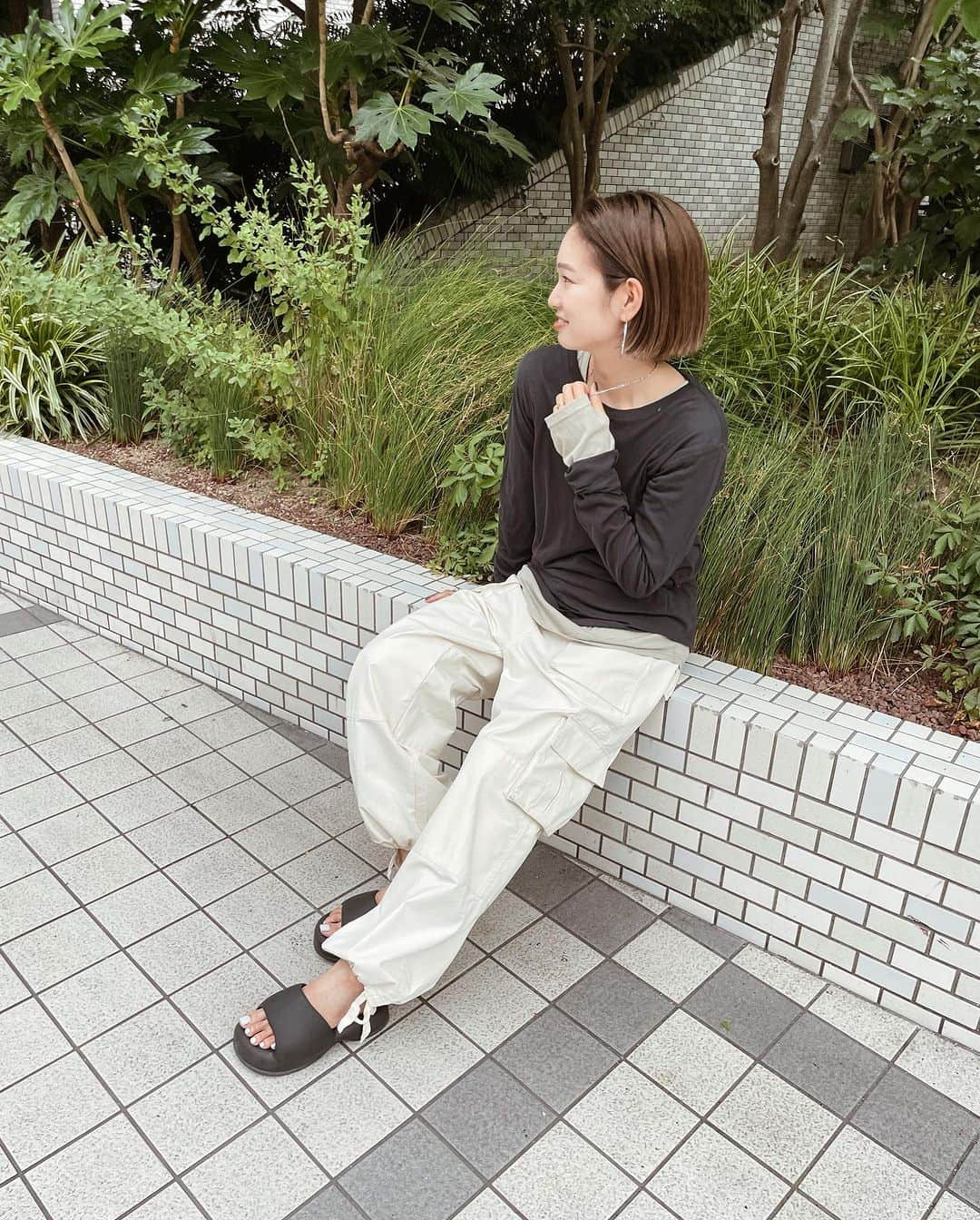 kanetaka ayaさんのインスタグラム写真 - (kanetaka ayaInstagram)「・ ホワイトカーゴパンツ合わせ🌻🍂  たくましい腕も出しまくりな程の暑さ。 夏が嫌いな私ですが、ゆあぴのおかげで 何億年ぶりのプールや海に こんがりしてまいりました🔥  旦那のお盆休みも目の前、予定もびっしりで 体調崩さないかヒヤヒヤしております😨  夏休み満喫する為に、もうちょっと耐えてくれ〜(ﾀﾉﾑｰ  #全然関係ないけど   他のcoordinateはアカウントチェック！ ⇒@aya_kanetaka_ ♡ ---------------------------------- #ブラックコーデ#ママコーデ#30代コーデ #ungrid#ungrid_official #ungridコーデ」8月9日 21時36分 - aya_kanetaka_