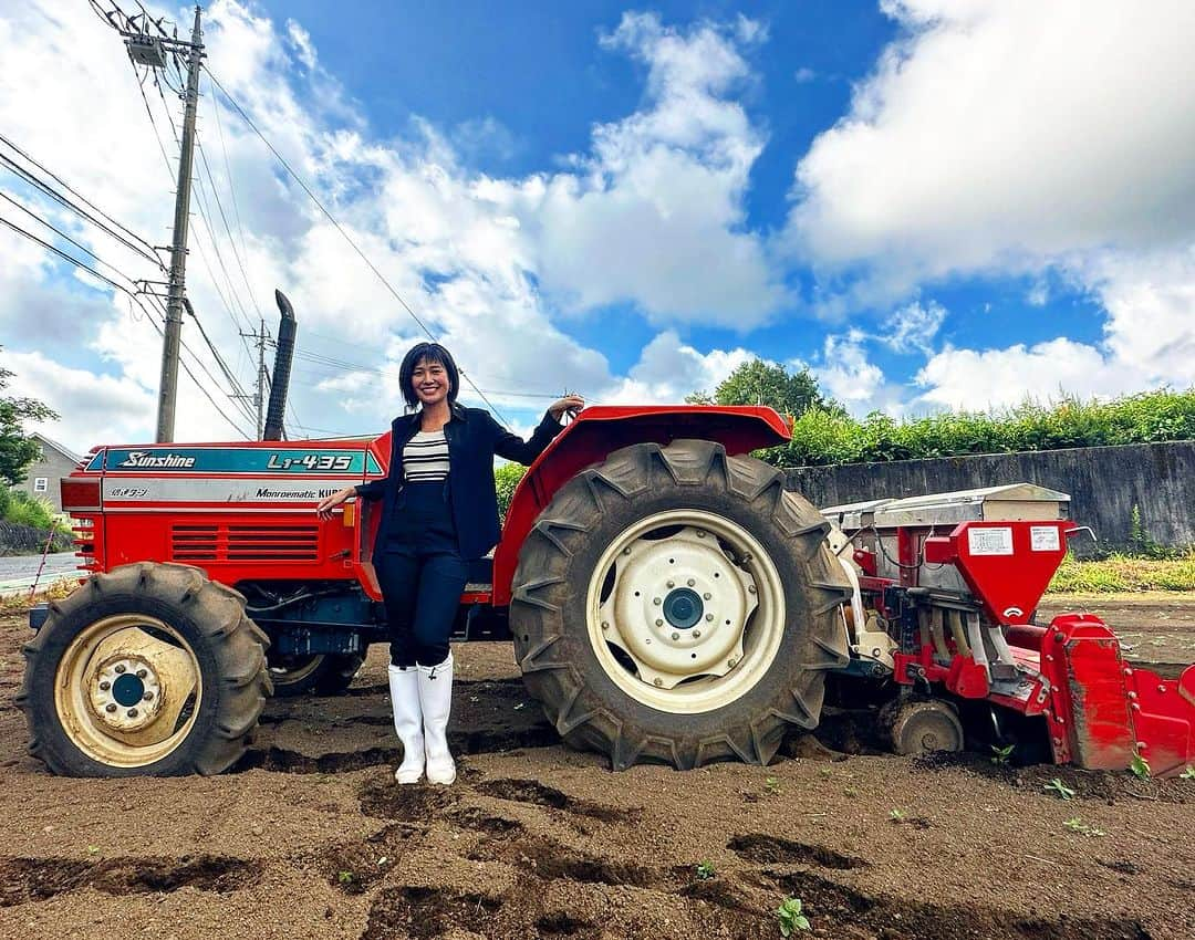 秋吉織栄（宮内かれん）さんのインスタグラム写真 - (秋吉織栄（宮内かれん）Instagram)「夏といえば…？？☀️  海！山！川！ いいえ、畑〜😆笑  初めてトラクター 運転させてもらいました🚜  #農業体験 #農業女子  #トラクター #農業初心者   #selfie #photooftheday #japan #beautifulflower  #trip #travel #trending」8月9日 21時45分 - orie.oliiiiie.olivia