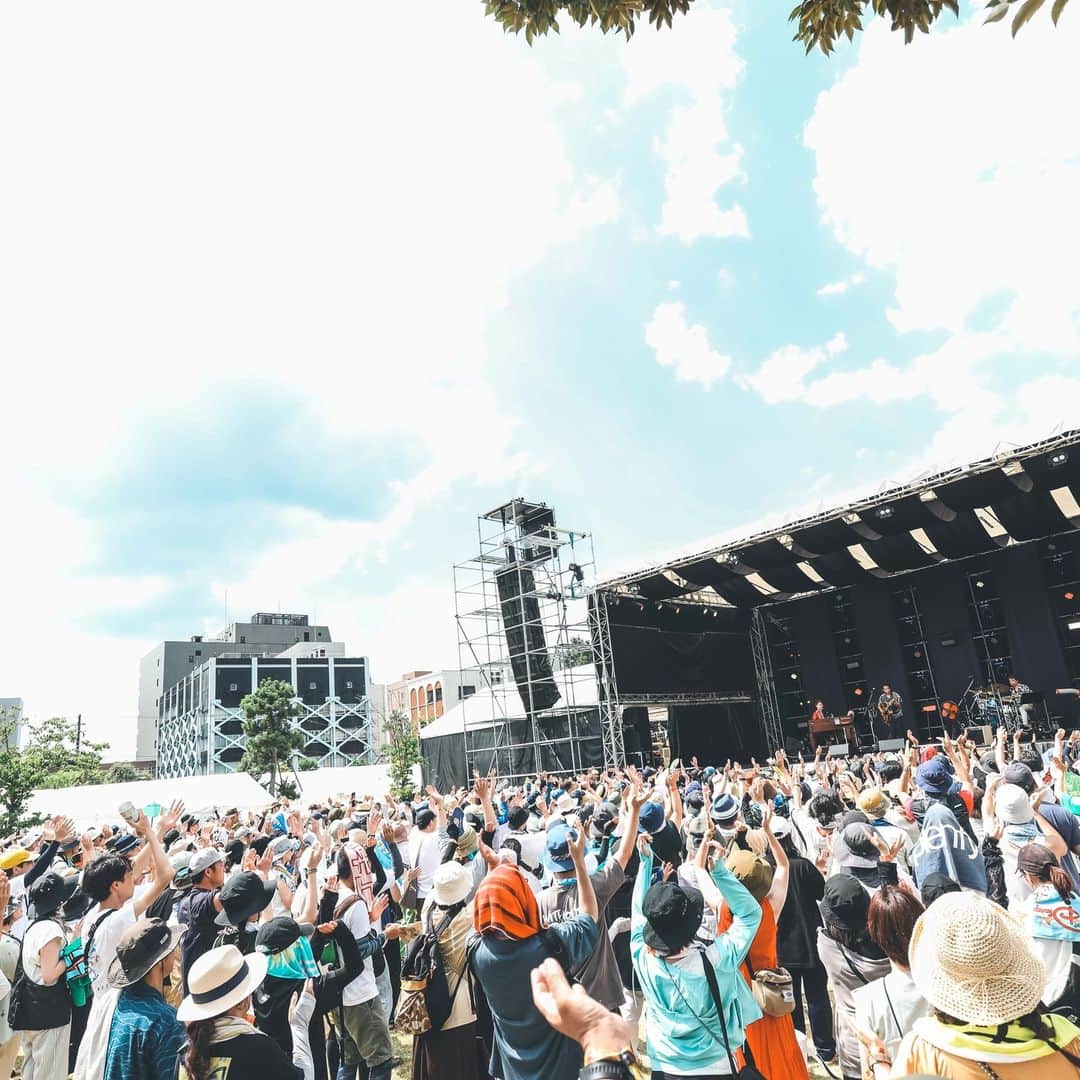 田島貴男のインスタグラム：「ONE PARK FESTIVAL2023へOriginal Love Jazz Trioとして出演しました。 炎天下１３時５５分スタート。フェス出演史上ベスト3に入る暑さの中でのライブでしたが、Rock'n'RollでSoul Pwerなライブとなりました。お客さんもたくさん集まっていただいてほんと嬉しかった！ありがとう！ Photo By Kazuki Watanabe #oneparkfestival #originallovejazztrio」