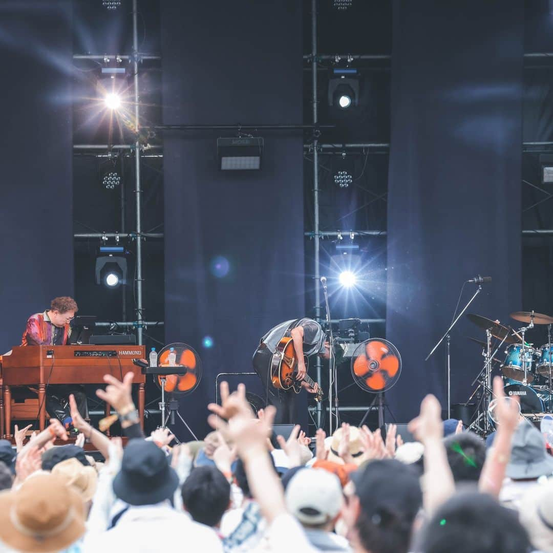 田島貴男さんのインスタグラム写真 - (田島貴男Instagram)「ONE PARK FESTIVAL2023へOriginal Love Jazz Trioとして出演しました。 炎天下１３時５５分スタート。フェス出演史上ベスト3に入る暑さの中でのライブでしたが、Rock'n'RollでSoul Pwerなライブとなりました。お客さんもたくさん集まっていただいてほんと嬉しかった！ありがとう！ Photo By Kazuki Watanabe #oneparkfestival #originallovejazztrio」8月9日 21時45分 - tajimatakao