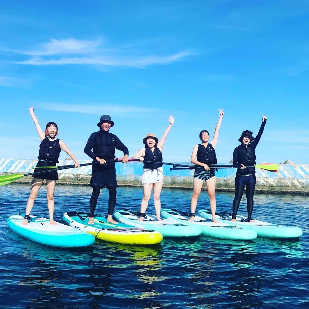 津久井智子さんのインスタグラム写真 - (津久井智子Instagram)「人生初の SUP！🏄SUP！  熱海に来てからずっとやってみたかったやつ✨ めちゃ楽しかったーーー！  気持ちいいし、体幹鍛えられそうだし、熱海の穏やかな海にぴったりだし。 ボードとパドル買いたくなっちゃったよ！  台湾からライブで来日中のシンガーソングライターのPiAちゃん(@piaxstudio )とマネジメントチーム&STAFFの皆さんが、SUP→BBQ→花火のフルコースで、一緒に遊んでくれました😊  台湾ガールズ3人漕ぎの写真が可愛すぎる😍」8月9日 21時39分 - tomokotsukui