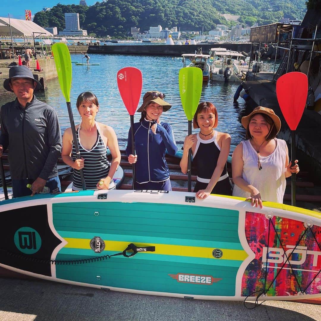 津久井智子のインスタグラム：「人生初の SUP！🏄SUP！  熱海に来てからずっとやってみたかったやつ✨ めちゃ楽しかったーーー！  気持ちいいし、体幹鍛えられそうだし、熱海の穏やかな海にぴったりだし。 ボードとパドル買いたくなっちゃったよ！  台湾からライブで来日中のシンガーソングライターのPiAちゃん(@piaxstudio )とマネジメントチーム&STAFFの皆さんが、SUP→BBQ→花火のフルコースで、一緒に遊んでくれました😊  台湾ガールズ3人漕ぎの写真が可愛すぎる😍」