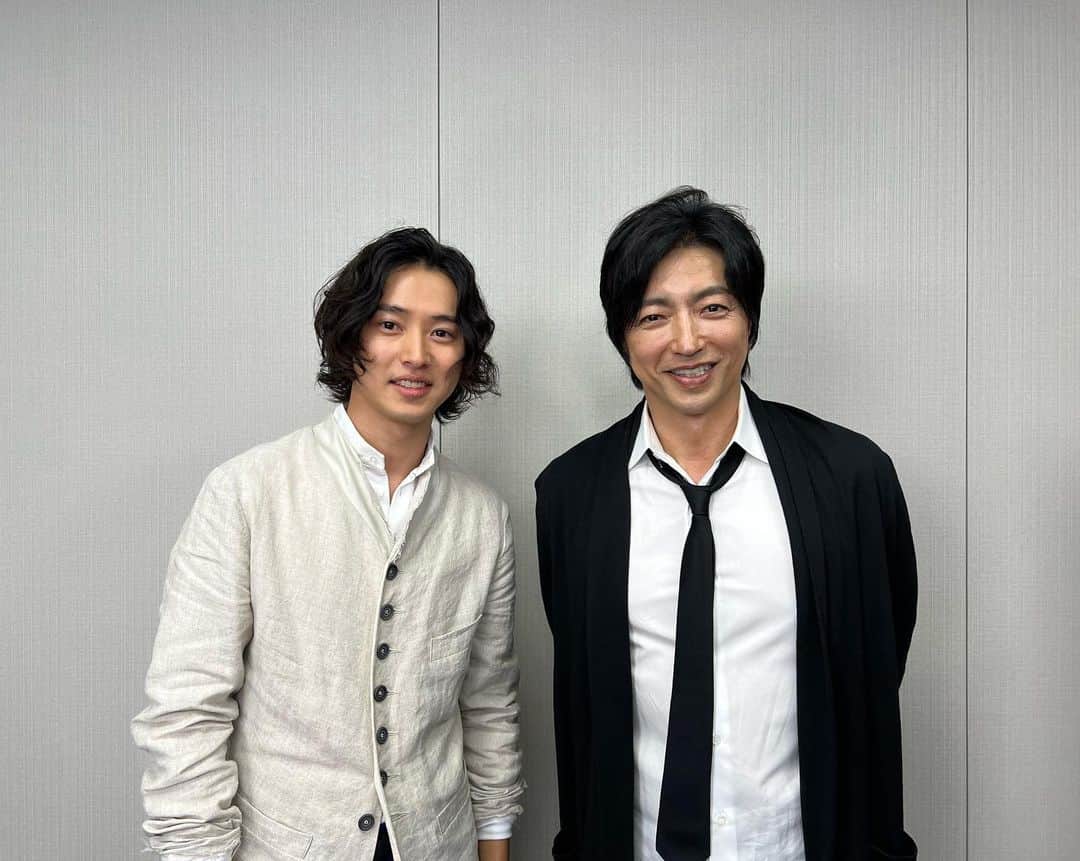 山﨑賢人のインスタグラム：「大ヒット舞台挨拶ありがとございました！ サプライズメッセージ、大沢さんありがとうございました！ #PR #信 #王騎」