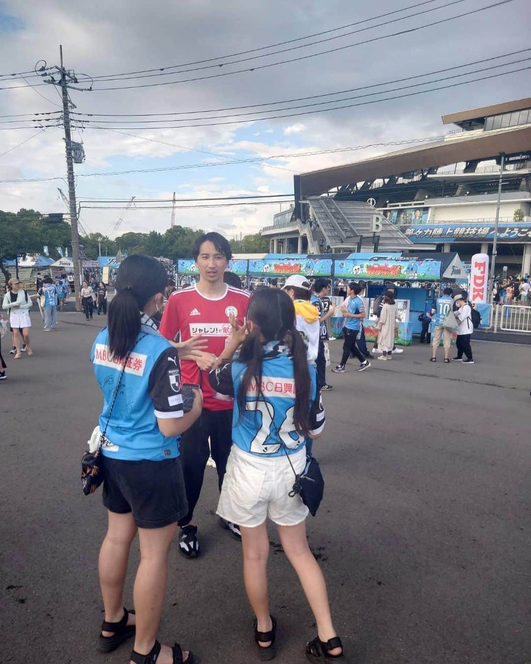 武岡優斗さんのインスタグラム写真 - (武岡優斗Instagram)「聖地等々力。  「シャレン！で献血」  JリーグOB会様からのご依頼をいただき、参加してきました。  内容は、明治安田生命様のブースで実施されていた血管年齢測定の呼び込み。  有り難い事に、チームを離れてから５年も経つのに、沢山の方々に声を掛けていただきました。  こっちからも強制的に声掛けたシーンも多々あったけど！笑  干支が一緒で年齢2回り下の子もいれば、年上の方まで幅広く。 とても嬉しかった。  次、等々力に来る時はJも一緒に来れるといいな。  あと…隣の人デカすぎ問題。笑 （アウトブレイカーの時に散々イジられてたな笑）  #武岡優斗 #井川祐輔 #川崎フロンターレ #フロンターレ #kawasakifrontale #frontale #明治安田生命 #シャレン #シャレンで献血 #現場からは以上です🙏」8月9日 21時43分 - yuto_takeoka17