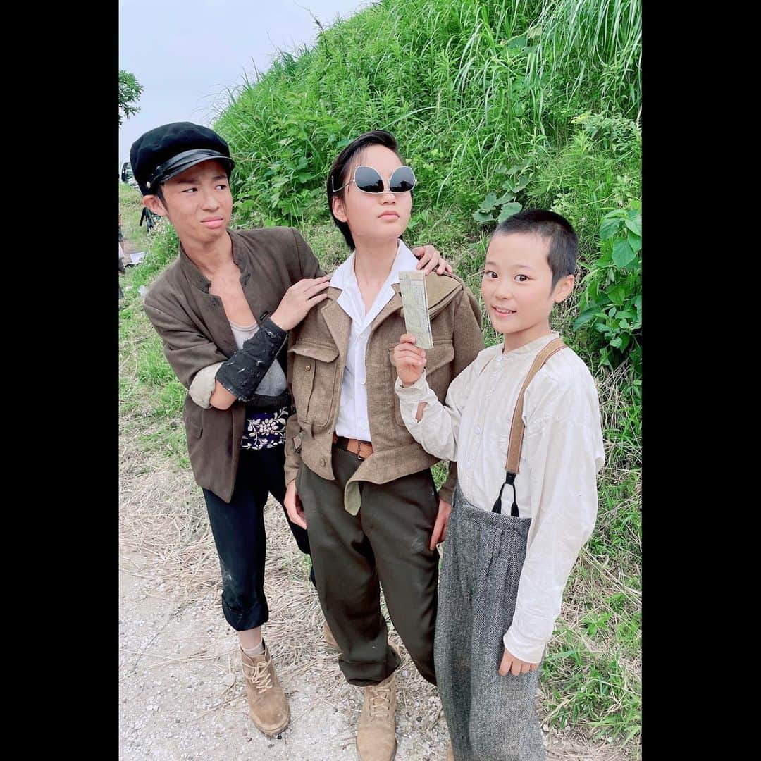 髙橋來さんのインスタグラム写真 - (髙橋來Instagram)「✳︎ 【軍港の子】オフショット  一緒の時間が多かった まーくんとタケ。  まーくんは！とにかく！かわいい！ 僕は弟がいないので 可愛くて可愛くて仕方なかったー！ ビーフジャーキーで悪ぶっててこの可愛さ(写真③) 一方、タケ。 タケが入ると何故か荒れる僕たち笑 あれはなんなんだろう笑　どこの生物？ まーくんとカッコつけて撮った写真(写真②)も、 タケが入るとこんな事に(写真①)笑  内容はシリアスですが、 タケのおかげで(せいで)とても笑いが多かったです笑 ・ 【軍港の子〜よこすかクリーニング1946】 8/10(木) 22:00〜 ・ ・ ✳︎ #小林優仁 くん🐶 #原田琥之佑 くん👽 #軍港の子  #nhk  #髙橋來」8月9日 21時54分 - rye.takahashi