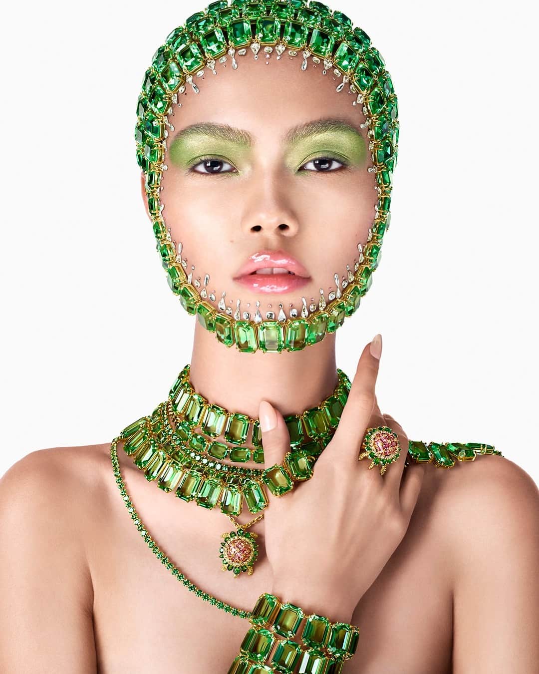 SWAROVSKIさんのインスタグラム写真 - (SWAROVSKIInstagram)「Framing the face with vivid green crystals, soft green eyeshadow and lusciously glossy lips, legendary makeup artist @patmcgrathreal highlights the Turtle's dramatic yet meditative beauty.  TALENT: @hstrongarm CREATIVE DIRECTOR: @giovannaengelbert PHOTOGRAPHER: @stevenmeiselofficial STYLIST: #KarlTempler MAKE UP: @patmcgrathreal HAIR: @guidopalau NAILS: @jinsoonchoi CASTING: @piergiorgio  #CrystalMetamorphosis #Swarovski」8月9日 21時55分 - swarovski