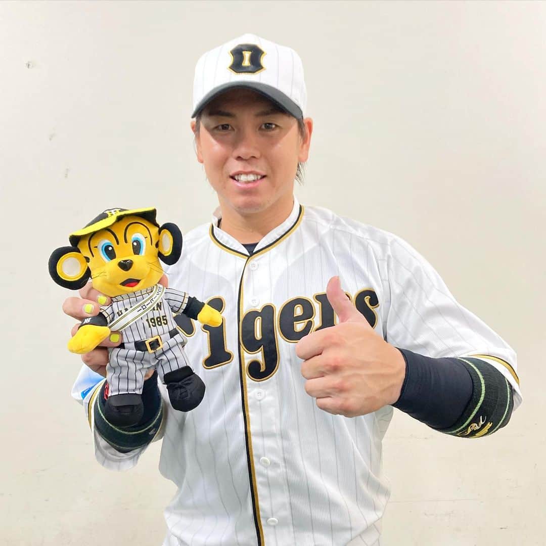 阪神タイガースさんのインスタグラム写真 - (阪神タイガースInstagram)「今日のヒーローは先制打&決勝打！攻守の活躍でチームを勝利に導いた梅野選手です！ #今日のヒーロー  #梅野隆太郎 選手 #阪神タイガース  #伝統の一戦  #JERAセリーグ #ARE」8月9日 21時55分 - hanshintigers_official