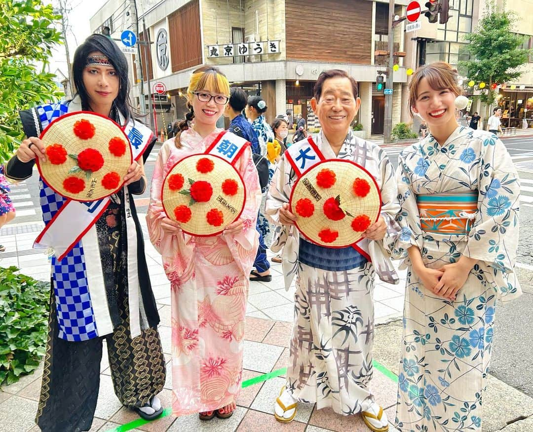 朝倉さやのインスタグラム：「花笠まつり、色んな方にお会いできたっけ〜🌻  1枚目 花笠まつり最終日‪#大塚文雄 さん #最上川司 さんとゲスト出演させていただきました🏵️‬ YBC山形放送テレビ「ピヨ卵ワイド」 #山本倖千恵 さん📺  2枚目 ミス花笠の皆さん、山形花笠太鼓皆さんと📸  3枚目 YBC山形放送ラジオ「ゲツキンラジオぱんぱかぱ～ん」 ‪ 最上川司 さん ‬#佐塚崇恭 さん #松田春香 さん📻  4枚目 昨年のミス花笠 #宝笑亭熊水 さん メイクルームで声かけてくれて嬉しいっけ&めんこいっけ🥺  5枚目 いつもパワフルでお優しい 花笠まつりMCの #大友まさみ さんにもお会いできました〜💓 最上川司さんと、花笠出発前のスリーショット  6枚目 ‪YBC山形放送‬「‪テツandトモ‬ のなんでだラジオ！」 収録に呼んでいただきました〜📻嬉 8月11日（金）午後4時20分放送予定！ 是非聴いてけろな♪ #テツandトモさん #ロケット団三浦昌朗 さん #工藤あやの さん  7枚目 YBCのロビーでなんでだろ〜🐣 テツandトモさん 最上川司さんと  8~10枚目 花笠まつり２日目、久しぶりに観にいきました〜！沿道で楽しむ花笠まつりもやっぱりいがった😭感動で涙出そうになった😭  お写真無いのですがYBC山形放送テレビ「YBC news every.」にも出演させていただいたり、思い出に残る花笠まつりになりましたー🏵️ また来年もこれから先も楽しみだな♪ ありがとさまでしたー！  #花笠まつり #朝倉さや _____________________________ 【山形公演は9/18】 朝倉さや デビュー10周年 第三章の大開幕！ 〜感謝と決意のスペシャルコンサート〜   東京公演・仙台・大阪・名古屋公演ありがとさまでした！  8月12日(土）浜松 @窓枠 16:30開場/17:00開演  9月18日(月/祝) 山形 @山形テルサ 15:30開場/16:30開演  チケット販売中！  ツアー特設ページ https://asakurasaya.com/2023liveconcerttour.html (※ハイライトからURLに飛んでいただけます)」