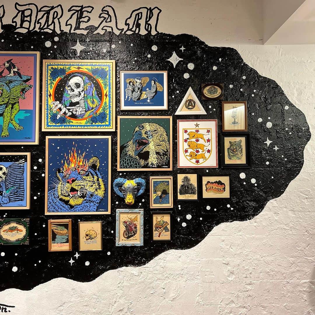 のインスタグラム：「… HIROTTON  『KILLER DREAM』ART SHOW  at BEAMS T HARAJUKU 8.10(Thu.)-8.17(Thu.) . 親交の深いHIROTTONとタッグを組み、今年6月にイースト・ロンドンを本拠地とするセレクトショップ「GOODHOOD」で開催されたアートショーは大盛況のうちに幕を閉じました。  そして今回、「GOODHOOD」で行われアートショーを、8月10日（木）から8月17日（木）まで「ビームス T 原宿」にて再び開催します！  タイトルである『KILLER DREAM』は、イギリス留学を機にアートの道を志したHIROTTONがロンドンでの個展開催をキャリアのマイルストーンに設定していたことから、自身のルーツを辿る“DREAM”と、寝ているときに見る夢の“DREAM”が着想源となっています。作品には従来のスタイルをそのままに“夜”をイメージした背景が数多く採用され、HIROTTONを象徴するスカルやアニマルのペインティングを幻想的に引き立てます。  また、アート作品の展示・販売はもちろんのこと、新作のキャンバスデザインを落とし込んだTシャツや雑貨もリリースします。  ぜひお楽しみに！ . @hirotton @beams_t @beams_official #hirotton #beamst #beams #killerdream」