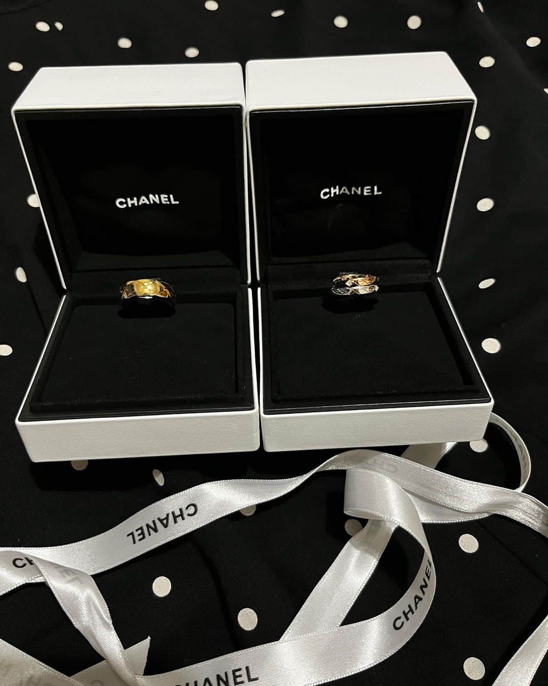 Madoka Yamamotoさんのインスタグラム写真 - (Madoka YamamotoInstagram)「My first CHANEL jewelry ココ💍⭐️ゴールドもシルバーもダイヤも全部欲しくて二重のやつを選びました💖可愛×1兆ですね‼️ ・ ・ #CHANEL#chaneljewelry#CHANELring#cocochanel#cococrush#シャネル#ココクラッシュ#リング#結婚指輪」8月9日 21時48分 - madochosu