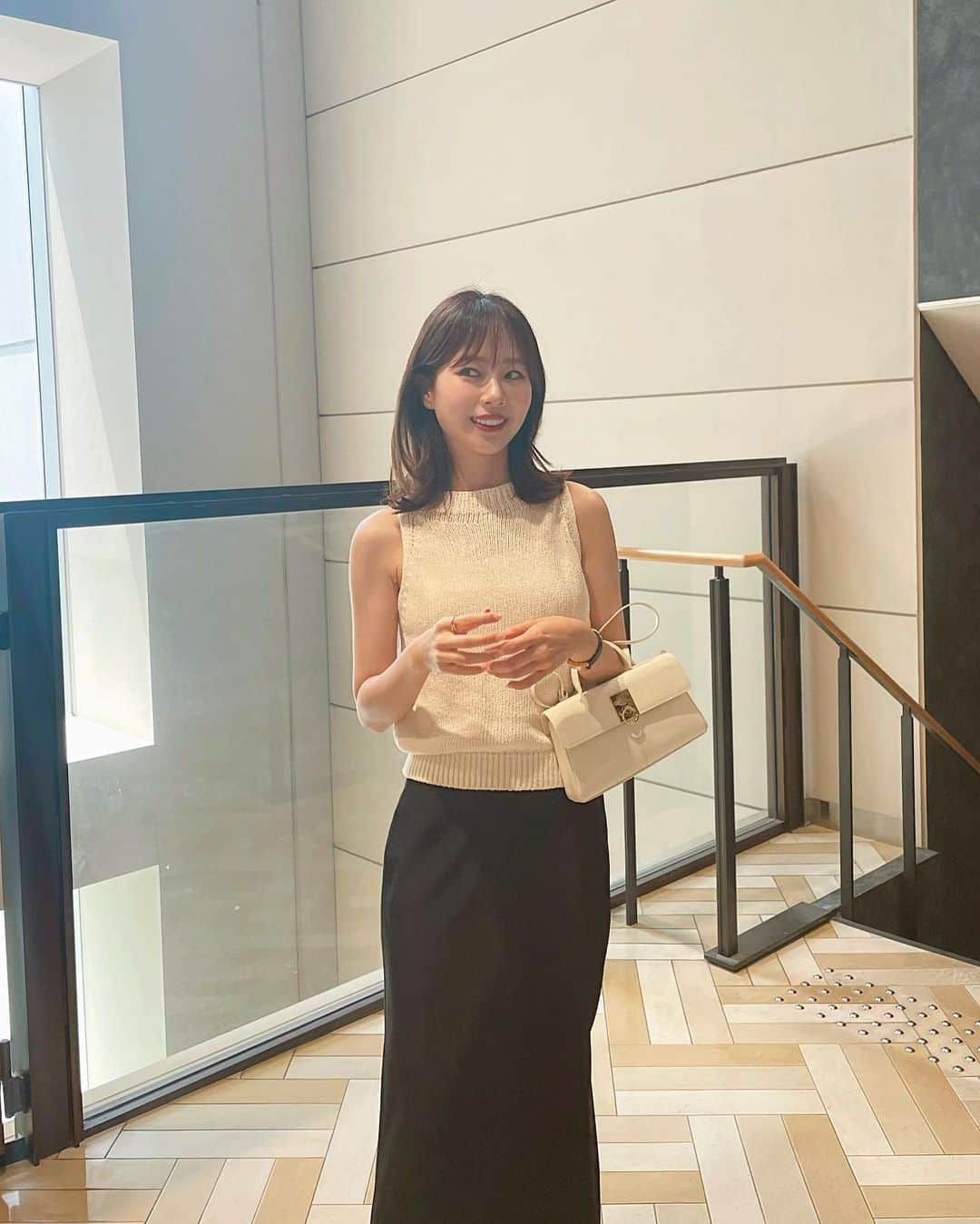 ハンナミのインスタグラム：「📸  今日は毛先外巻きしてみた ♩ ヘアセットもしやすくて ほんと大満足 ✨  ☑︎ホルターネックニットのアイボリー色 再入荷しました 🫶🏻 ˎˊ˗」