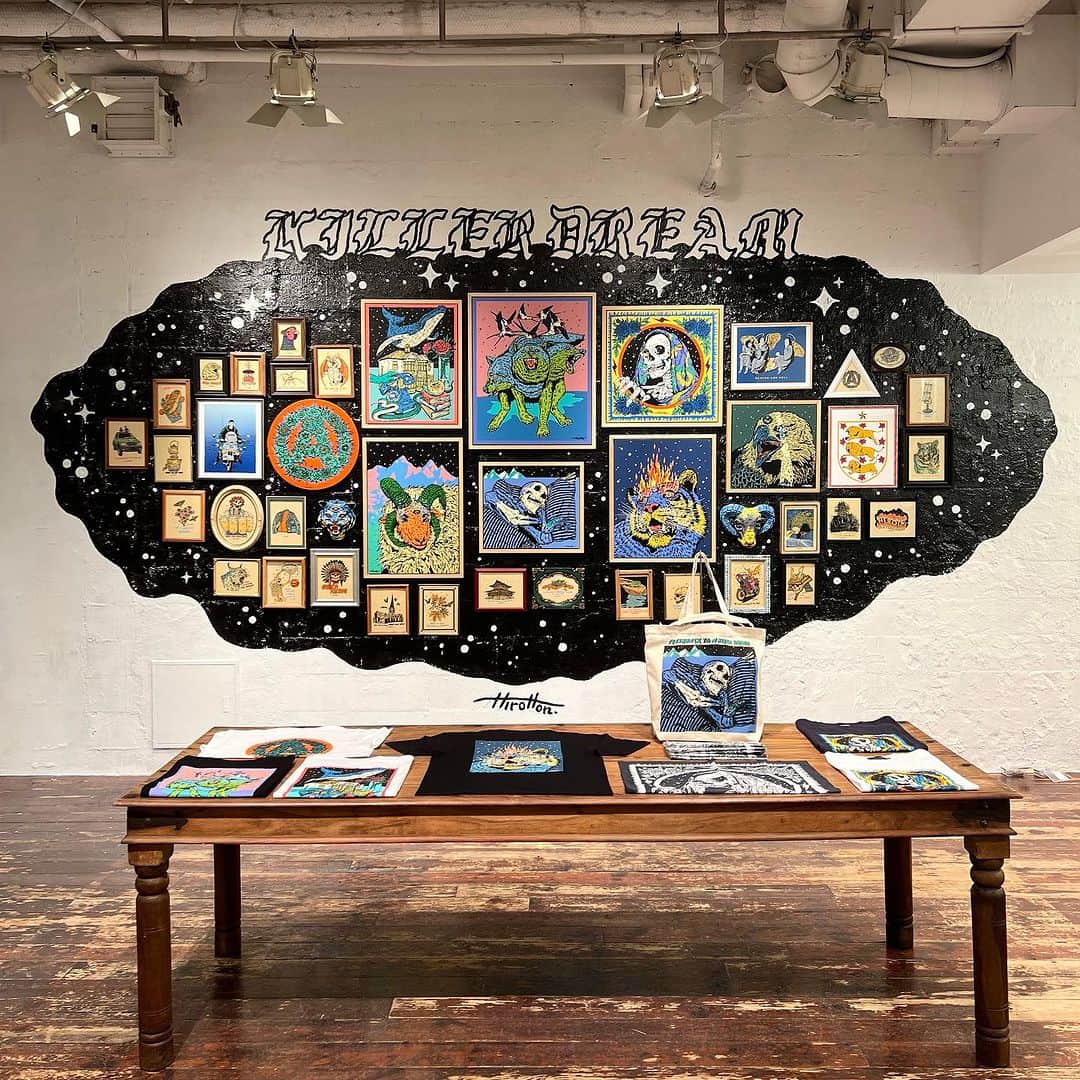 のインスタグラム：「… HIROTTON  『KILLER DREAM』ART SHOW  at BEAMS T HARAJUKU 8.10(Thu.)-8.17(Thu.) . 親交の深いHIROTTONとタッグを組み、今年6月にイースト・ロンドンを本拠地とするセレクトショップ「GOODHOOD」で開催されたアートショーは大盛況のうちに幕を閉じました。  そして今回、「GOODHOOD」で行われアートショーを、8月10日（木）から8月17日（木）まで「ビームス T 原宿」にて再び開催します！  タイトルである『KILLER DREAM』は、イギリス留学を機にアートの道を志したHIROTTONがロンドンでの個展開催をキャリアのマイルストーンに設定していたことから、自身のルーツを辿る“DREAM”と、寝ているときに見る夢の“DREAM”が着想源となっています。作品には従来のスタイルをそのままに“夜”をイメージした背景が数多く採用され、HIROTTONを象徴するスカルやアニマルのペインティングを幻想的に引き立てます。  また、アート作品の展示・販売はもちろんのこと、新作のキャンバスデザインを落とし込んだTシャツや雑貨もリリースします。  ぜひお楽しみに！ . @hirotton @beams_t @beams_official #hirotton #beamst #beams #killerdream」
