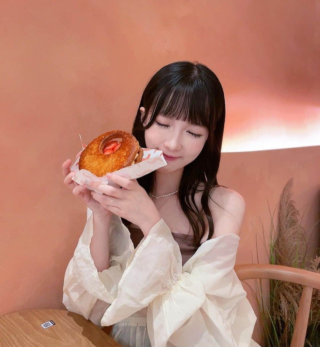 キアナのインスタグラム：「やっと丸いミルフィーユ食べに行った！おいしかった…🍓✩°｡⋆♡*°  今月ガリゲットは香港にもオープンするらしくて､しばらくは行列だろう💦 落ち着いた頃に行ってみる💛」