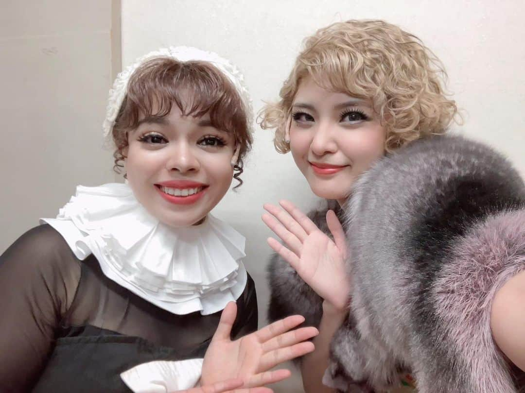 島ゆいかさんのインスタグラム写真 - (島ゆいかInstagram)「⁡ ⁡ 丸美屋食品ミュージカル #アニー ⁡ 大阪公演初日ありがとうございました㊗️ ⁡ 大阪は12連続公演なので、 ⁡ 明日も【11:00 / 15:30】2公演 ⁡ 残り10回 ! ! ! ! ! ! ! ! ! ! ⁡ 引き続き、大切に全力で臨みます 👠💋 ⁡ 写真は、今回同じ楽屋になった 知れば知るほど面白い みさみさ ♡ パワフルな歌声とお芝居はいつだって最高です✌️ ⁡」8月9日 21時51分 - chanyui_s