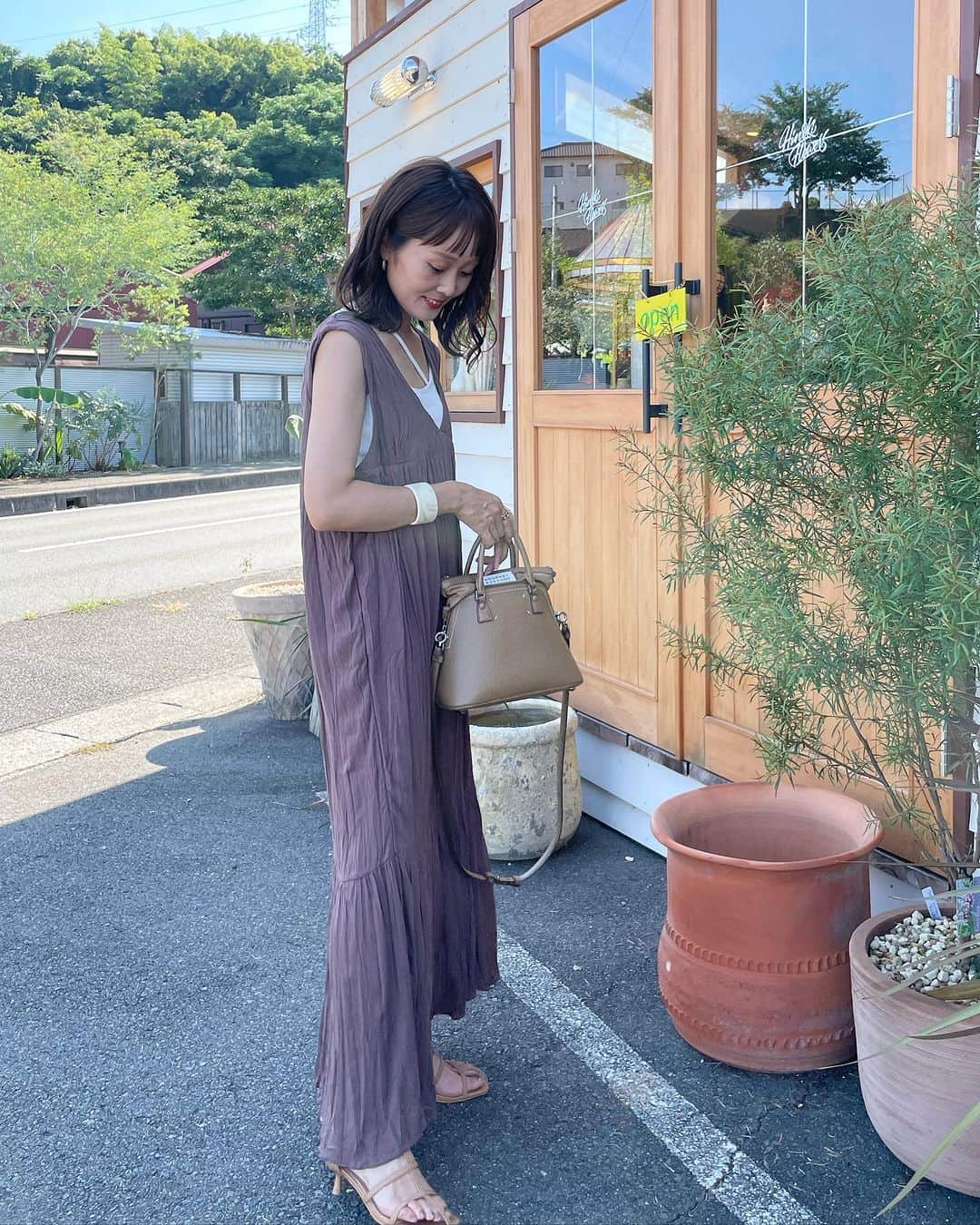 Kikuno Sayumiさんのインスタグラム写真 - (Kikuno SayumiInstagram)「大好きな　@hinoki_green 🌴 ここね、グリーンもあるし美味しいドーナツもあるし可愛いお花屋さん出来とってオシャレなフラワーベース（しかもお値段そんな高くない）たくさんやし愛媛のオススメスポット♡ ・ @grl_official の変形キャミrut745に @classicalelf_official のワンピに@fabbyfabby_tokyo のストラップピンヒールサンダル　品番13281のSサイズ👡 こういう華奢デザイン好き❤️ヒール付きなん探してた！しかも高すぎんヒールやけんぺたんこ好き民でも履きやすい👍 ・ ・ #松山#オシャレカフェ#松山カフェ#ママコーデ#プチプラコーデ#grl#グレイル#サンダル#クリアサンダル#愛媛観光」8月9日 21時52分 - sayumikikuno