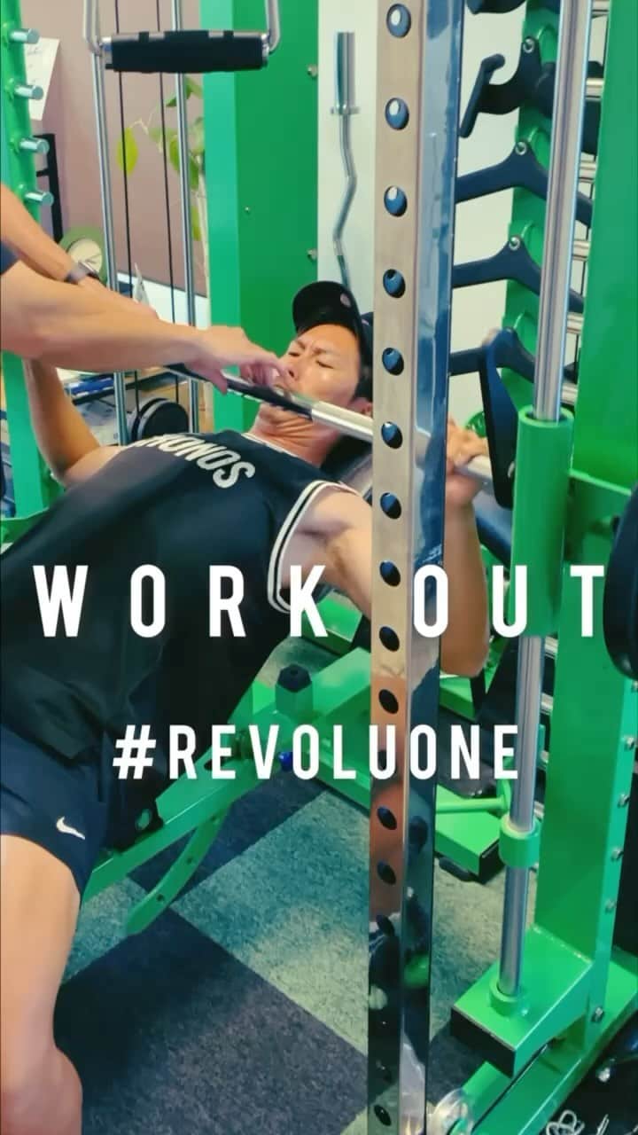 上田剛史のインスタグラム：「@revoluone.official で鍛え中💪 目指せ○○  @cronos_apparel  @cronos_apparel_tokyo   #cronos #revolone #上田剛史」