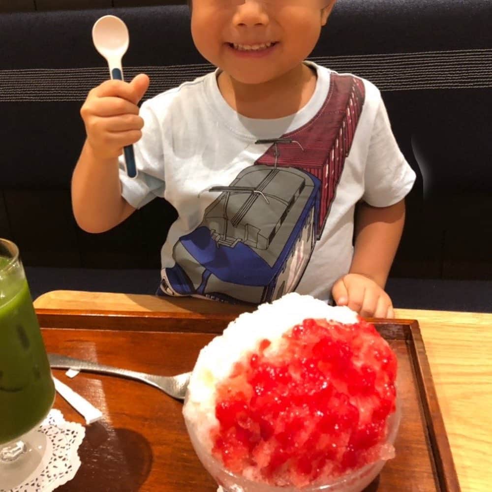 逸見太郎のインスタグラム：「息子とかき氷🍧  #かき氷#濃いイチゴみるく#削り氷 #パパはアイスグリーンティー#サイコーの笑顔  日本脳炎ワクチン接種をビビりながらも泣かないで頑張った息子へのご褒美氷🍓」