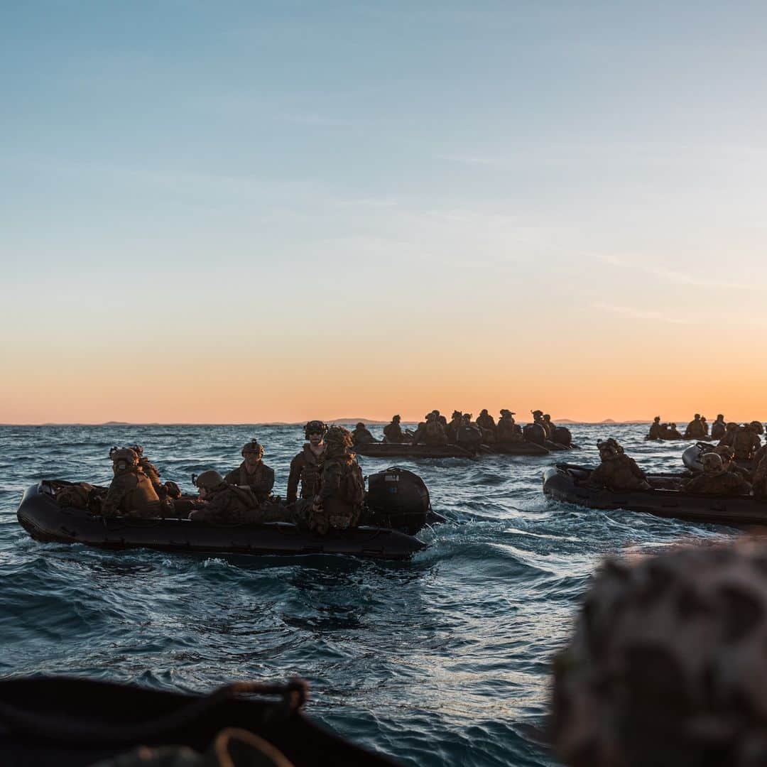 アメリカ海兵隊のインスタグラム：「Sunset Cruising  📍 The Coral Sea (July 31, 2023)  #Marines with the @31stmeu utilize combat rubber raiding crafts for transit during a boat raid exercise for Talisman Sabre 23.   Exercises like Talisman Sabre provide effective and intense training to ensure our forces are capable, interoperable, and deployable on short notice.   📷 (U.S. Marine Corps photo by Cpl. Vincent Pham)  #USMC #MarineCombatArms」