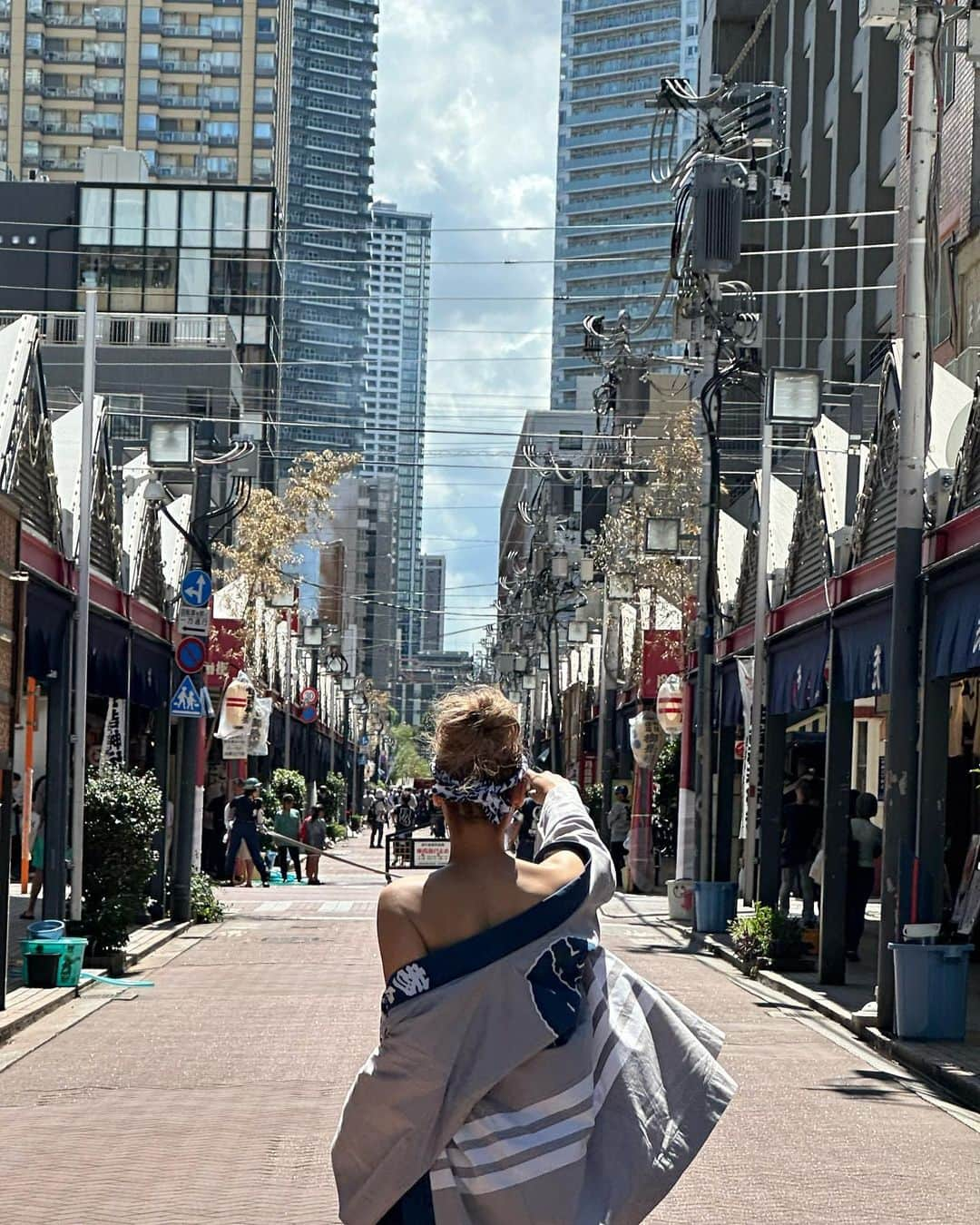 RiRiさんのインスタグラム写真 - (RiRiInstagram)「MATSURI🏮✨  お神輿に産土神様を乗せて街を練り歩き、 神様も街の人達も楽しむ行事のお祭り⛩️🤍  無宗教だし、神様は見えないけど、 イベント事として、スピリチュアルを楽しめる人が 増える行事って素敵だなと改めて感じた🐉✨  お祭りバイブスは、活気付いていて陽の気が強いから、 それをいかに良い方向へ向かわせられるか🔥  気合いと根性って大切だけど、 何に気合いと根性を使うのかで その後の創造されるものって 変わってくるから、想像力って大切だなと☺️🫶🌿  全ての人の行動の根源は、どんな事であっても " 愛 " だという事は、ここ最近よく言っていて 自分自身も深く理解できたけど、 その愛のエネルギーを、どう使うのか🤲🤍  自分や、自分の周りだけを守る 保身の愛のエネルギーが強くなれば、 自国を守る愛と、自国を守る愛とでぶつかり合う戦争に。  保身の愛が強くなれば、攻撃性が生まれ、他者を傷つける。  自分や、自分の周り以外の他者も守る 献身の愛のエネルギーが強くなれば、 尊重が生まれ、調和される。  献身の愛が強くなれば、穏やかで、他者を傷つけない。  インナーチャイルドを抱えた大人達が、 保身のエネルギーが強くなり、 自分を守るブロックで 人に対して接してしまうのも理解できるけど、 自分が他者を傷つけない為にも いかにインナーチャイルドや、 心のトラウマやブロックを取り払い 100%のピュアさでいられるかどうかが とても大切な事だという事を学んだ☺️🌱  献身の愛に生きている人達って、輝いている✨  今、作成している " セルフラブジャーナリングノート " は、 そんな自分の心の奥底から湧いている 本当の声を知り、トラウマやブロックを解放、癒す為の 自分との向き合いのノート🤲🤍  人との対話は、日常的にしているのに、 自分との対話が、おざなりになっている現代人。  他者を尊重するがあまり、 自分の心の奥底からの声を押し殺して生きていませんか？  もはや、そんな心の声すらも 聞けなくなっている人が多いのかも。  あなたの愛の声を、あなた自身が忘れないであげて。  少しずつ、自分が他者に何かしらの良い影響を 与えられる為に、頑張るぞっ🐉✨  #matsuri #祭り #住吉大社 #住吉神社 #🐉」8月9日 22時00分 - _ri420