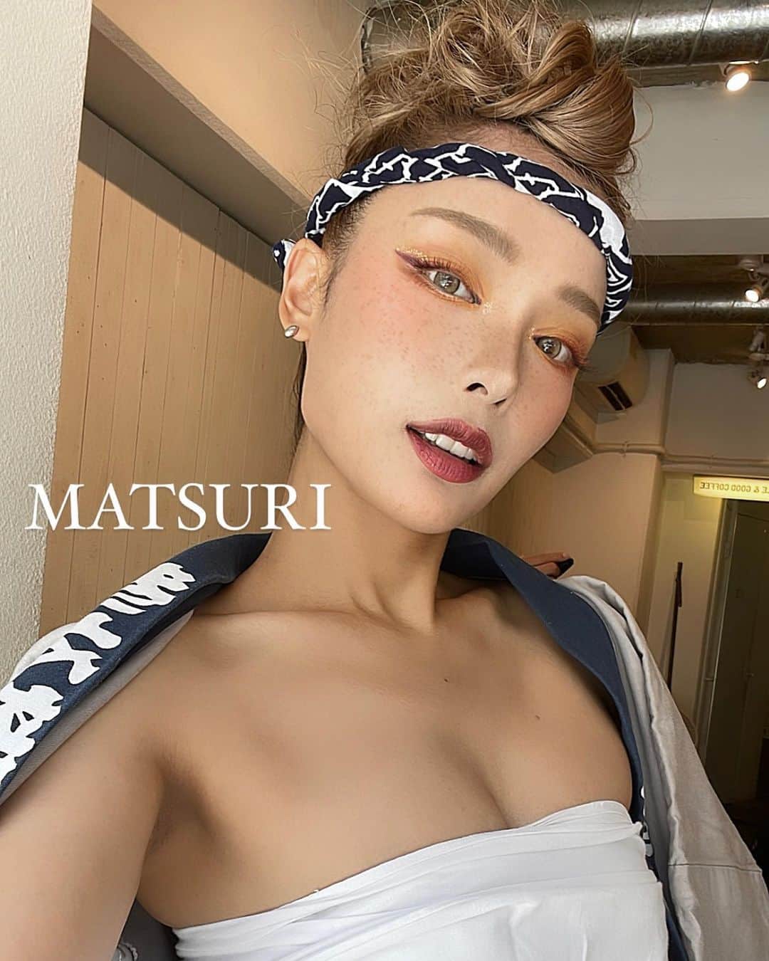 RiRiのインスタグラム：「MATSURI🏮✨  お神輿に産土神様を乗せて街を練り歩き、 神様も街の人達も楽しむ行事のお祭り⛩️🤍  無宗教だし、神様は見えないけど、 イベント事として、スピリチュアルを楽しめる人が 増える行事って素敵だなと改めて感じた🐉✨  お祭りバイブスは、活気付いていて陽の気が強いから、 それをいかに良い方向へ向かわせられるか🔥  気合いと根性って大切だけど、 何に気合いと根性を使うのかで その後の創造されるものって 変わってくるから、想像力って大切だなと☺️🫶🌿  全ての人の行動の根源は、どんな事であっても " 愛 " だという事は、ここ最近よく言っていて 自分自身も深く理解できたけど、 その愛のエネルギーを、どう使うのか🤲🤍  自分や、自分の周りだけを守る 保身の愛のエネルギーが強くなれば、 自国を守る愛と、自国を守る愛とでぶつかり合う戦争に。  保身の愛が強くなれば、攻撃性が生まれ、他者を傷つける。  自分や、自分の周り以外の他者も守る 献身の愛のエネルギーが強くなれば、 尊重が生まれ、調和される。  献身の愛が強くなれば、穏やかで、他者を傷つけない。  インナーチャイルドを抱えた大人達が、 保身のエネルギーが強くなり、 自分を守るブロックで 人に対して接してしまうのも理解できるけど、 自分が他者を傷つけない為にも いかにインナーチャイルドや、 心のトラウマやブロックを取り払い 100%のピュアさでいられるかどうかが とても大切な事だという事を学んだ☺️🌱  献身の愛に生きている人達って、輝いている✨  今、作成している " セルフラブジャーナリングノート " は、 そんな自分の心の奥底から湧いている 本当の声を知り、トラウマやブロックを解放、癒す為の 自分との向き合いのノート🤲🤍  人との対話は、日常的にしているのに、 自分との対話が、おざなりになっている現代人。  他者を尊重するがあまり、 自分の心の奥底からの声を押し殺して生きていませんか？  もはや、そんな心の声すらも 聞けなくなっている人が多いのかも。  あなたの愛の声を、あなた自身が忘れないであげて。  少しずつ、自分が他者に何かしらの良い影響を 与えられる為に、頑張るぞっ🐉✨  #matsuri #祭り #住吉大社 #住吉神社 #🐉」