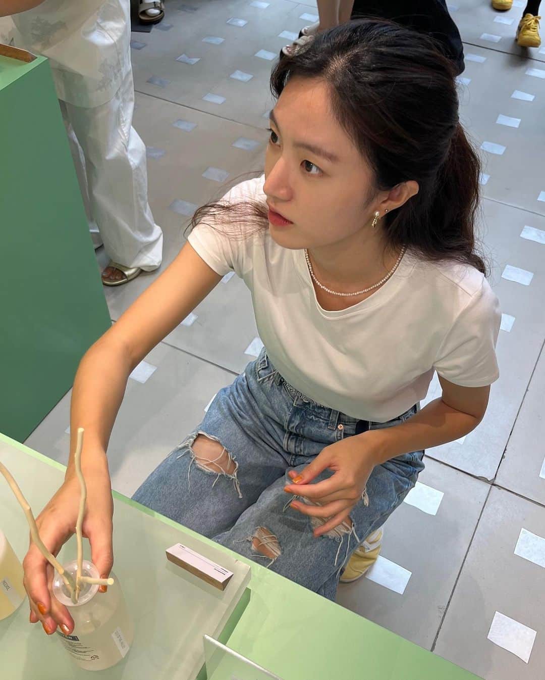 イ・ハウンのインスタグラム：「오랜만에 성수나들이🕺🏻  @labelc_cleanbeauty 팝업도 구경하고 맛난 것도 많이 먹고 배 두들기며 돌아온 날! 그리고 요즘 빠진 색깔은 노랭이인 것 같다 아무리 봐도,,🛵🌻」