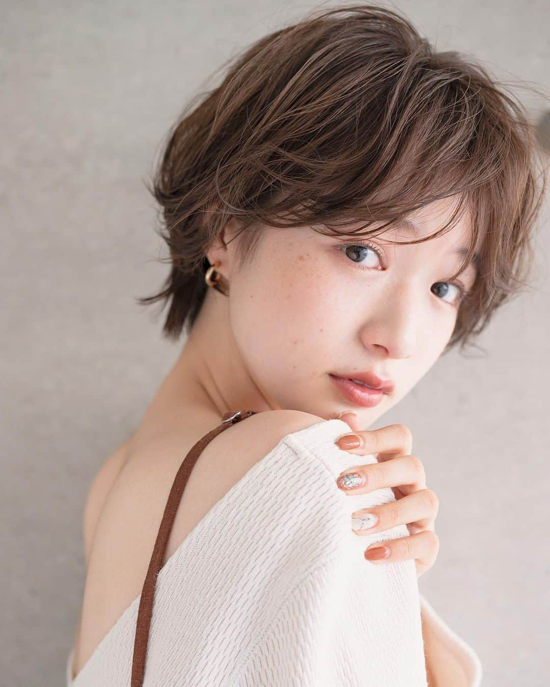 佐脇正徳のインスタグラム：「可愛いスタイル✨ ⁡ ショートヘアは ずっと人気✨ ⁡ 九月のご予約も 埋まってきてます✨ お早めにお願い致します🙇‍♂️ ⁡ ⁡ 【ご予約方法】 ホットペッパー、お店のHP、TELでもご相談下さい🙇 ⁡ 【営業時間】 平日11:00〜20:30 土日.祝日10:00〜19:30 ⁡ 【場所】 LOAVE TEL☎︎03-6427-7340 東京都渋谷区神宮前5.45.8.3F 銀座線/半蔵門線/千代田線/表参道駅 A－１ 出口より 徒歩４分　#ショート　#ボブ　#ボブショート　#青山美容室　#佐脇スタイル　#佐脇ヘア　#LOAVE #ハイライト　#ヘアアレンジ　#ショートヘア」