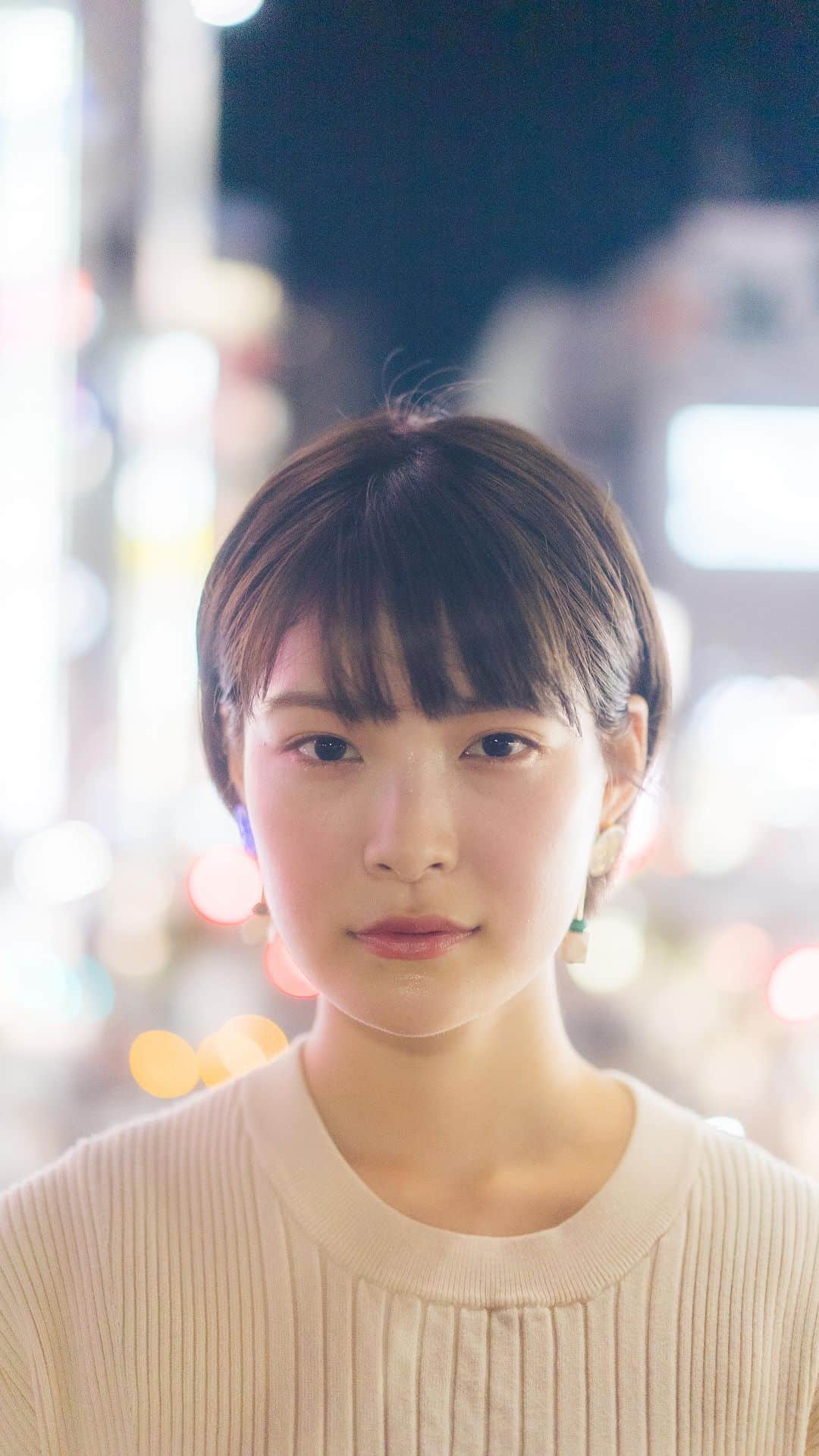 中西拓也のインスタグラム：「Cinematic Portrait at Shinjuku Model : @yu_00ki   Camera : Sony α7SIII Lens : Sony SEL35F14GM Gimbal : DJI RS3 PP : S-Log3 (PP9)  #α7SIII #SEL55F18Z #CinematicPortrait #何気ない日常を映画のように」
