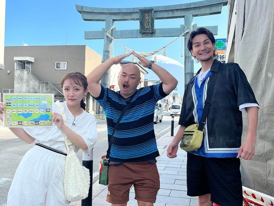 高橋みなみさんのインスタグラム写真 - (高橋みなみInstagram)「テレビ東京「水バラ　夏の富士五湖をめぐる！すごろく旅ＮＥＯ　バス＆鉄道で大月～河口湖へ」 びっくりするくらい暑いし歩くの大変だったけど、TEAMたかみなどうにか勝ちましたー😭✨ サイコロ運のないリーダーで申し訳なかったけど、クロとJOYくんが沢山助けてくれました🥹 楽しくて良いチームだった！！2人ともありがとー！  そしてオンエア見たら沢山AKBの曲使ってくださってた😂愛！！  #水バラ　 #すごろく旅ＮＥＯ #テレビ東京  衣装👗 1日目 トップス @lanvin_en_bleu_womens  パンツ @lily_brown_official イヤリング @luna_folium   2日目 キャップ @ca4la_official  パンツ @amerivintage」8月9日 22時06分 - taka37_chan