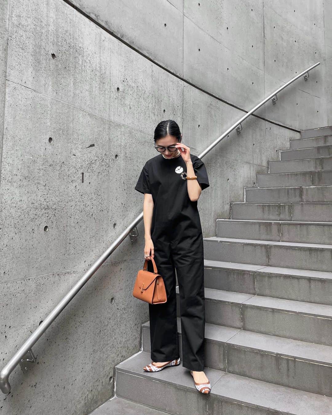 のインスタグラム：「𓃱𓈒𓏸 ・ ・ しおりんと会ったらたまたま同じお洋服着てたっ♡ この日髪型も似てて姉妹って言われたよ◡̈♪ ・ ・ #コーディネート #mallowblue #デニムロンパース #さりの服 #黒コーデ」