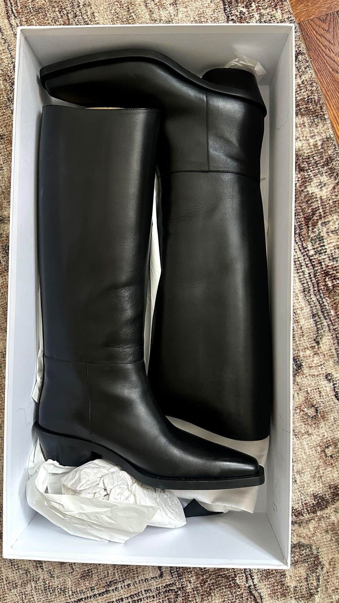 Helena Glazer Hodneのインスタグラム：「Posted on TikTok a few weeks ago: two favorites from last year and a new one for this year. #khaitedallasboots #proenzaschoulerboots #aeydeboots https://liketk.it/4fHaI」