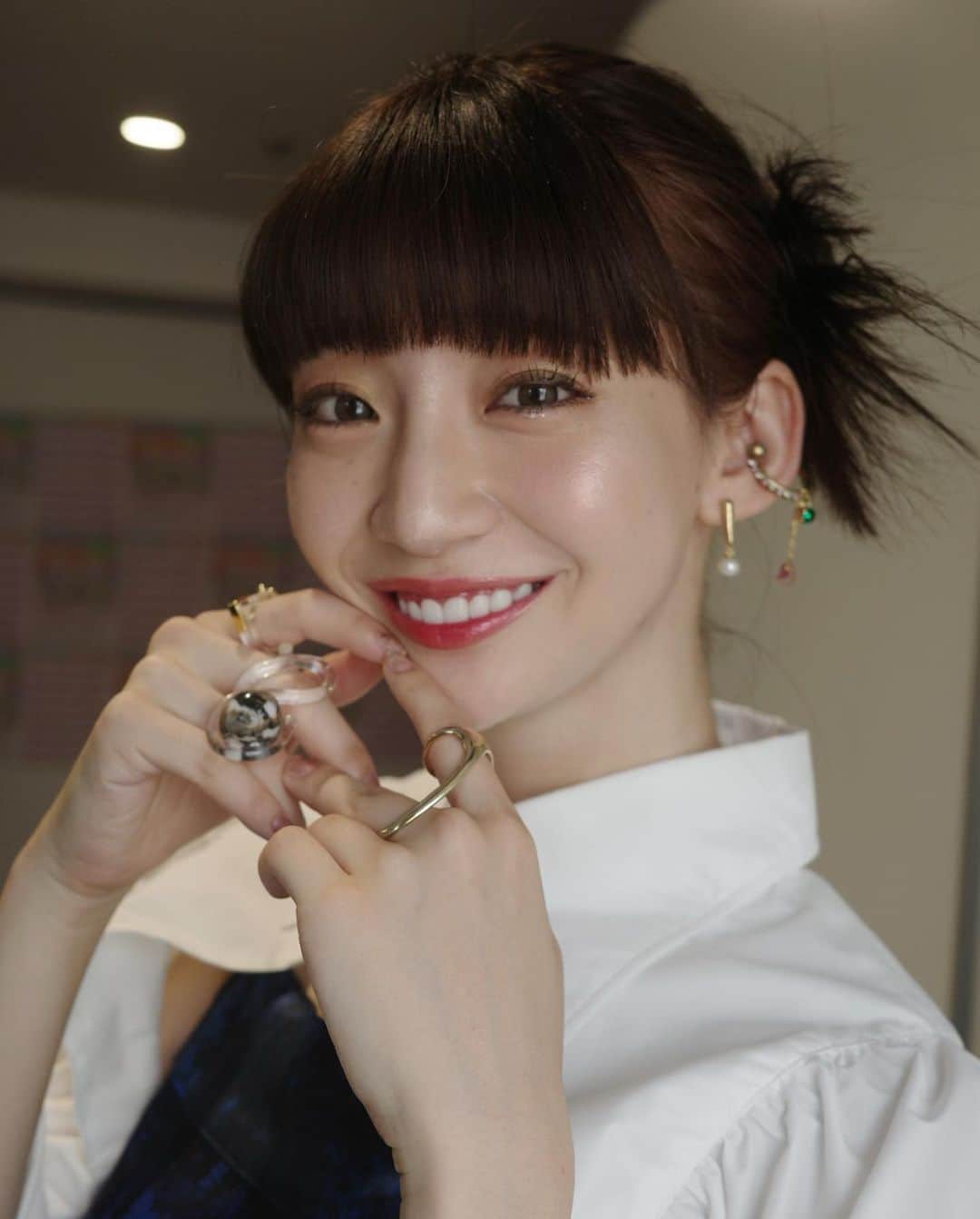 荻野由佳のインスタグラム：「今日の衣装もヘアメイクも 素敵！♡ いつもありがとうございます😍 ひまわりのスカートかわいい🌻 @sachiemon  @san.risa.3   👗tops &skirt @nontokyo_official 👠shoes @dianashoespress 👂pierce @ohrorajewelry 💚ear cuff @ajinco_style 💍ring @seasukii_jp @asterylab_official @tema_baco」