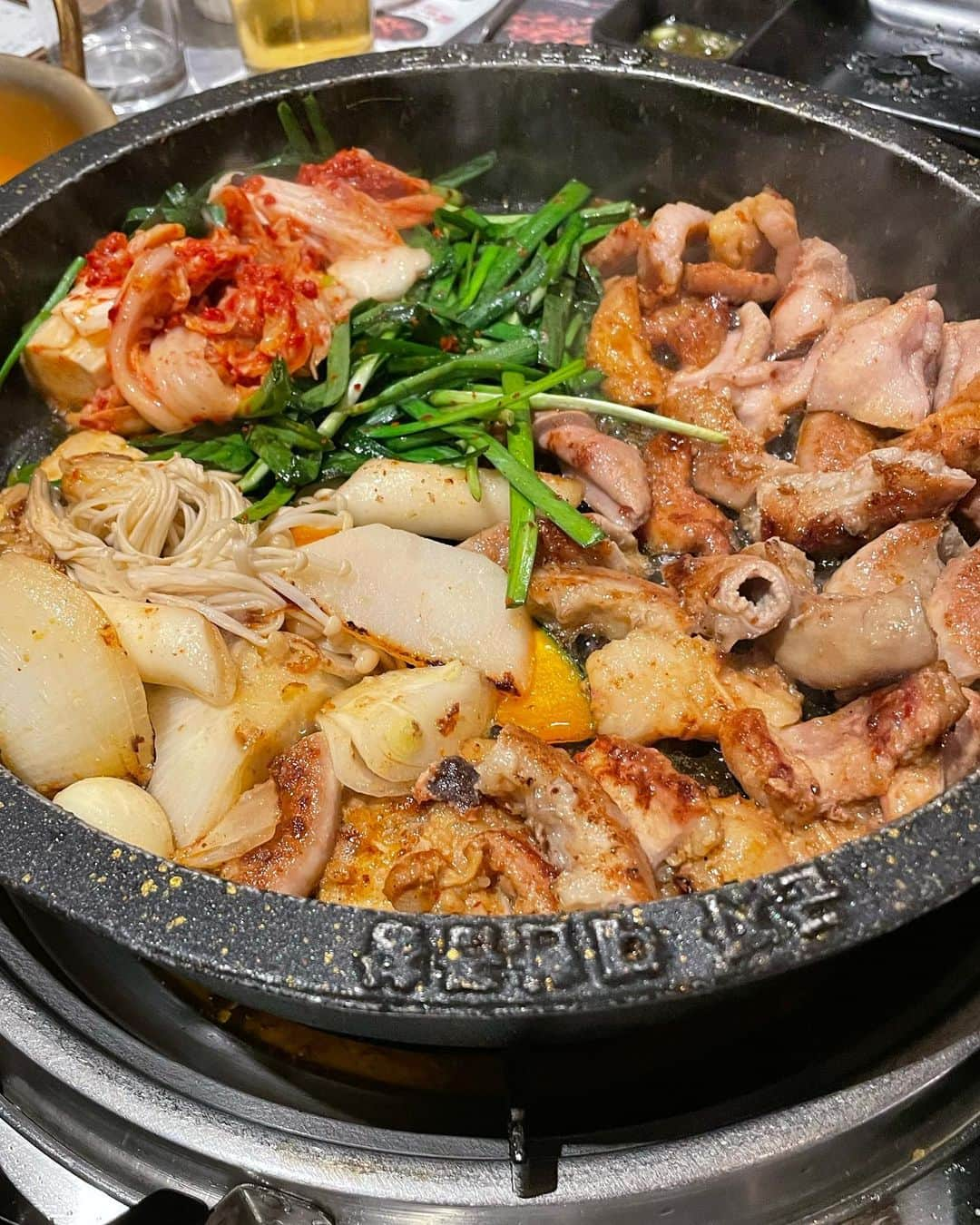 高井香子のインスタグラム：「【明洞ご飯🇰🇷】  DMでいくつか来ていた、『明洞でご飯食べるならどこが良いですか？』  明洞と言ったら、明洞餃子（最近たまぁーにスープの具の味が薄いからビビン麺かなり辛いけど頼みがち。）  観光地なので、わかりやすい韓国料理屋さんが多いけど... 私のオススメはこちら❤️  #대한곱창　（チェーン店）  頼む前から出ているもやしスープがまず美味しい。 コプチャン全盛オーダーがオススメでトック（餅）も美味しい。 ソース色んな種類があるけど、カレー粉オススメ。  何より、ファイヤーパフォーマンスに大興奮する🔥 ただ、追加注文しらたその度にパフォーマンスするからスタッフさんに申し訳ない気持ち。笑 あと、たまに団体席のファイヤーがファイヤーしすぎててこわい。笑  このパフォーマンスがまた外国感あって楽しいけど、それなくても味で満足出来るお店だと思います！笑  韓国には美味しいコプチャン（ホルモン）屋さん沢山あるけど、 日本では中々本場の味を楽しめないからやっぱりコプチャン食べるなら韓国っしょ！！  是非行ってみて下さい〜 メインストリートから1本道を入る感じだけど、明洞にあります！  #대한곱창 #コプチャン #明洞 #明洞グルメ  #韓国グルメ  #1日1こうこりあさんぽ」