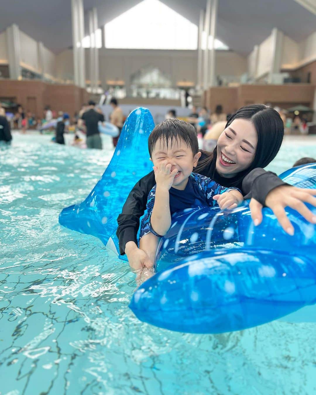 のインスタグラム：「息子が生まれてから 毎年恒例になっている夏の北海道&リゾナーレトマム旅行🏨⛰️🐄  今年は👦がまさかの緊急入院で行けないかな…と思っていたところ、驚異の回復力で退院。 2泊予定→1泊に変更で行く事ができました。（臨機応変に対応してくれた親戚家族に感謝🥹） フォロワーの皆様、ご心配・応援のメッセージを本当にありがとうございました🥺❤️  息子が大好きなプール遊びを #ミナミナビーチ で堪能して、 @hoshinoresorts.tomamu 内をカートで散策したり、 山羊さんにごはんをあげたり、 大木のブランコではしゃいだり…  夜ごはんは施設内のブッフェレストラン #ニニヌプリ にて。 ☑︎特定原材料7品目表示あり ☑︎それ以外のアレルゲンに関してはスタッフによる手書き対応あり ☑︎コンタミに関する誓約書あり ※詳しくはストーリーズのアーカイブをご確認ください。  夜は #メロンシャンパンフェス にて赤玉・青玉のメロン食べ比べ🍈💕  炎の揺らぎを見てリラックスしたところで お部屋の展望ジェットバスで更に癒され、 最高の休日を過ごさせてもらっています🥹💕  私にとって夏の北海道は 緑を感じ、 澄んだ空気を感じ、 地産の美味しい食材に触れ、 人の温かさを感じる… 1年の疲れを心身ともにリフレッシュする第二の故郷的な場所と化しています😌💚  訪れる度に好きになる北海道。  フォロワーさんの中で 北海道へご旅行される方も多いようですので、 更新頻度高めになりそうですが少しでも参考にして頂けることがございましたら幸いです🩷  📍星野リゾート リゾナーレトマム @hoshinoresorts.tomamu   #リゾナーレトマム #星野リゾートトマム #夏のリフレッシュ休暇 #子連れ旅行 #子連れ北海道 #子連れ北海道旅行 #北海道家族旅行 #卵アレルギー #乳アレルギー #山芋アレルギー #ナッツアレルギー #食物アレルギー #アレルギー #大人の食物アレルギー #アレルギーナビゲーター #食物アレルギー_北海道 #食物アレルギー_国内旅行」