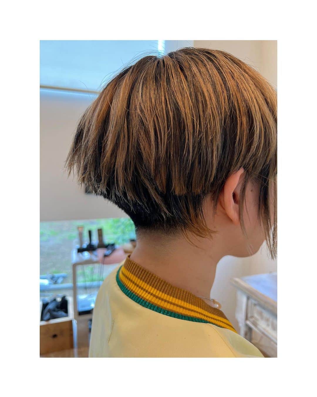 松浦美穂のインスタグラム：「中村佳穂ちゃん  いつ会っても ピカピカの 笑顔は まさにビタミン剤✨  アッシュブロンドで変形2ブロックのボブ「大五郎カット」でドイツ🇩🇪に行ってライブをやった後に、日本に戻ってショートへ…  そして…次のライブに向けて 今回ますますショートへ‼️ hair colorも緻密に細かいwavingでブラックも足して…  @kahonakamura_info  @nakamurakahoo  haircolor by @yusuosh  haircut by me @twiggy_tokyo   #ヘアカット #ヘアカラー #ジェンダーレスヘア #エイジレスヘア #ボーダーレスヘア #いつも変化 #ビタミン剤 #エネルギーチャージ」