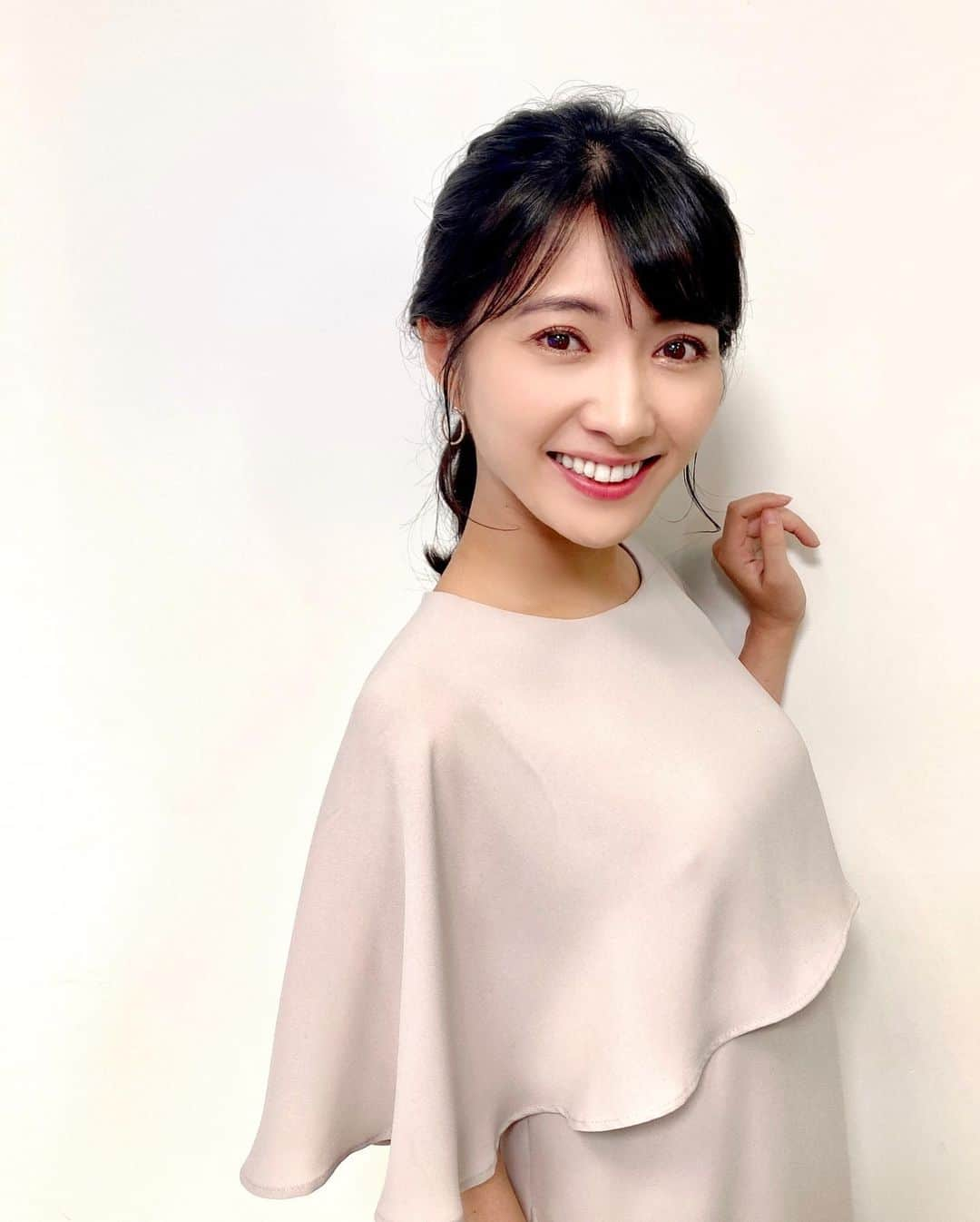 久保井朝美のインスタグラム：「🙌 左手あげたり 右手あげたり 左手あげかけたり  特に意味はないです😇  ワンピース可愛かった❤️ ケープみたいな形にきゅん☺️  夏アニメ追加🍉 #ホリミヤ #無職転生異世界行ったら本気だす  安定の続編たち😊  #自動販売機に生まれ変わった俺は迷宮を彷徨う  異世界アニメ進化してる😂  #夏ワンピース #ケープ #白ワンピース #ポニーテール女子 #夏ヘア #アナウンサー衣装 #二次会ワンピース #夏アニメ #アニメ2023 #異世界転生 #無職転生」